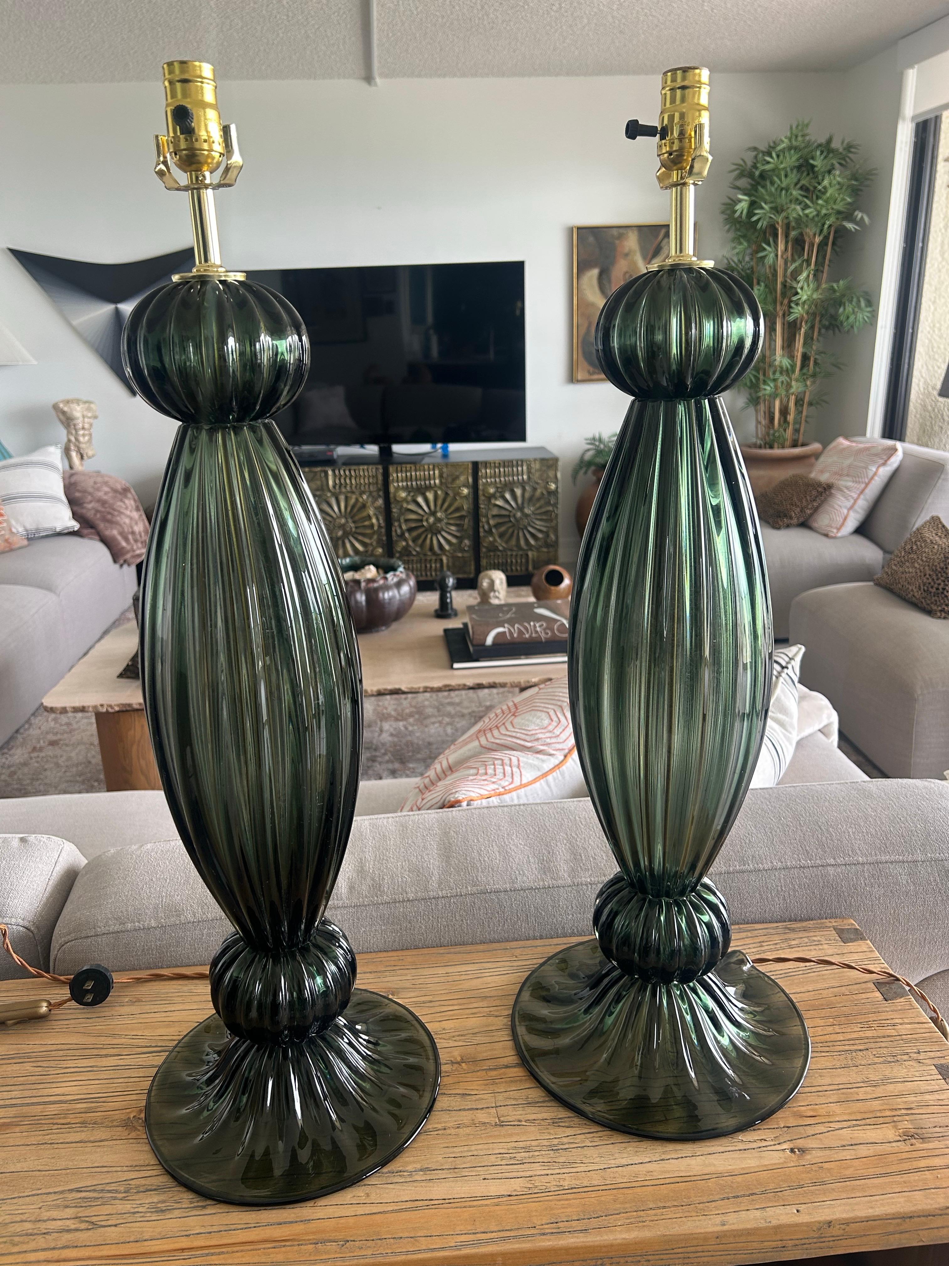 Hollywood Regency Paire d'objets modernes soufflés à la main  Verre vert de Murano  lampes de table en vente