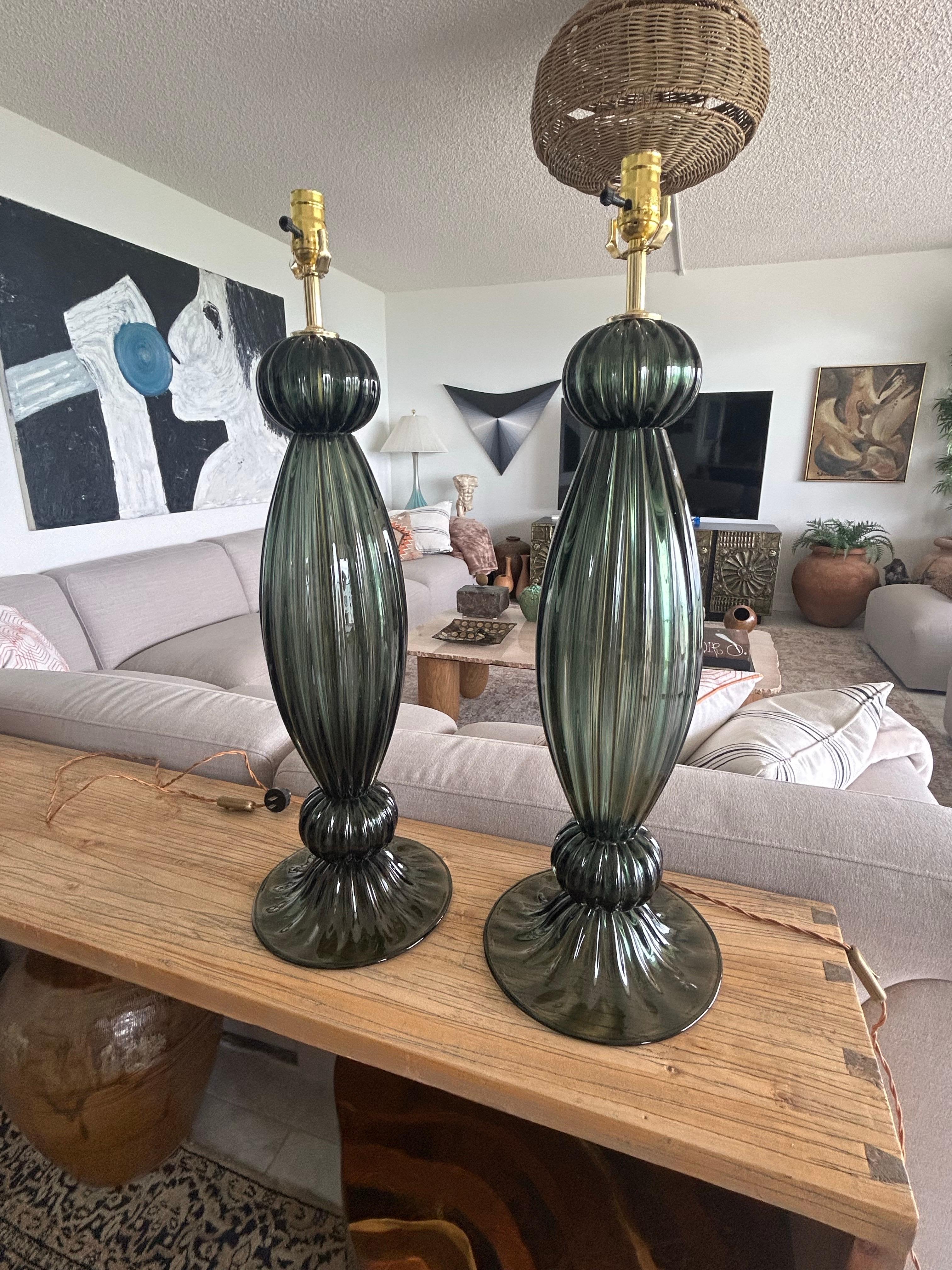 italien Paire d'objets modernes soufflés à la main  Verre vert de Murano  lampes de table en vente