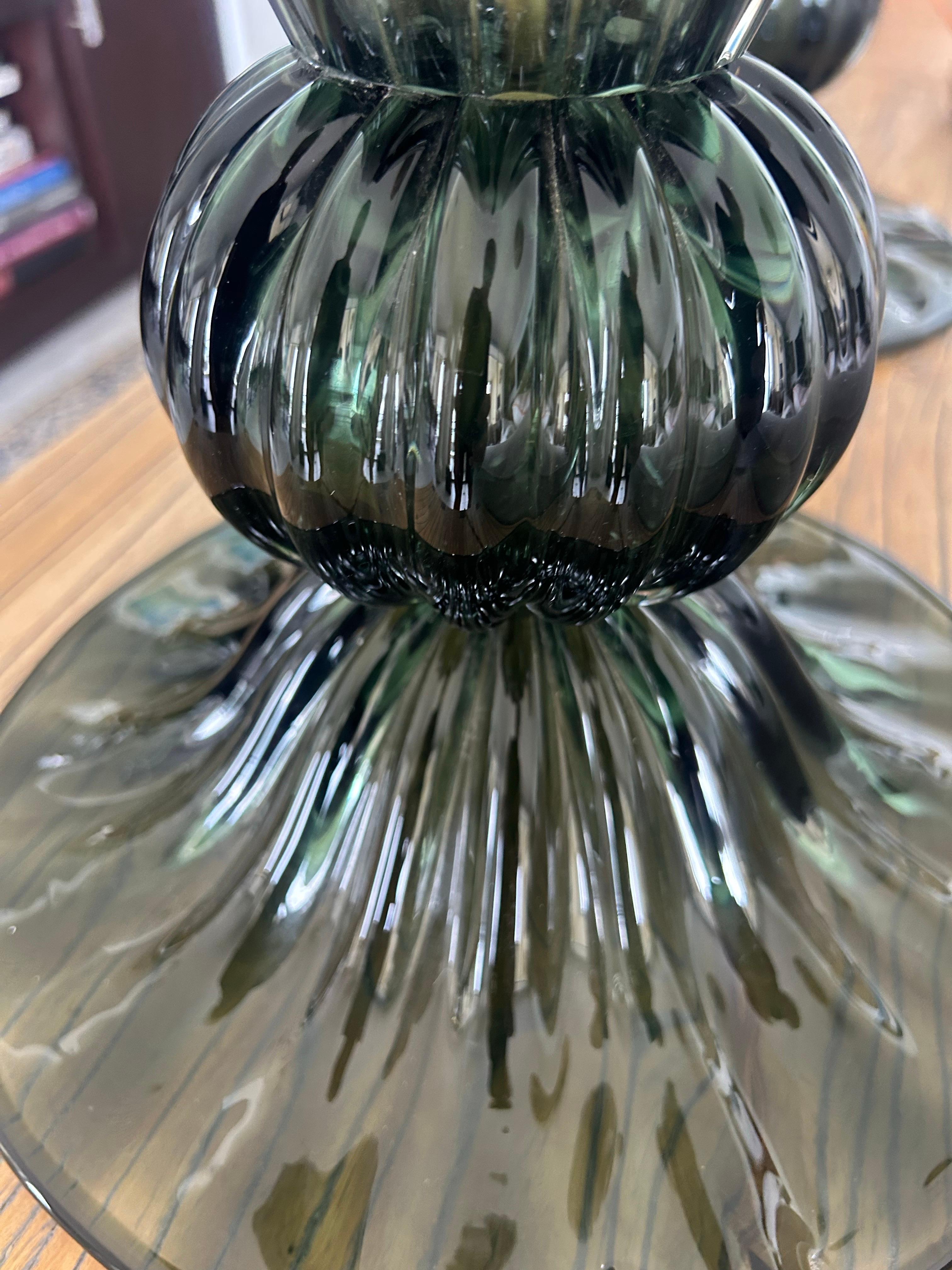Paire d'objets modernes soufflés à la main  Verre vert de Murano  lampes de table Excellent état - En vente à West Palm Beach, FL
