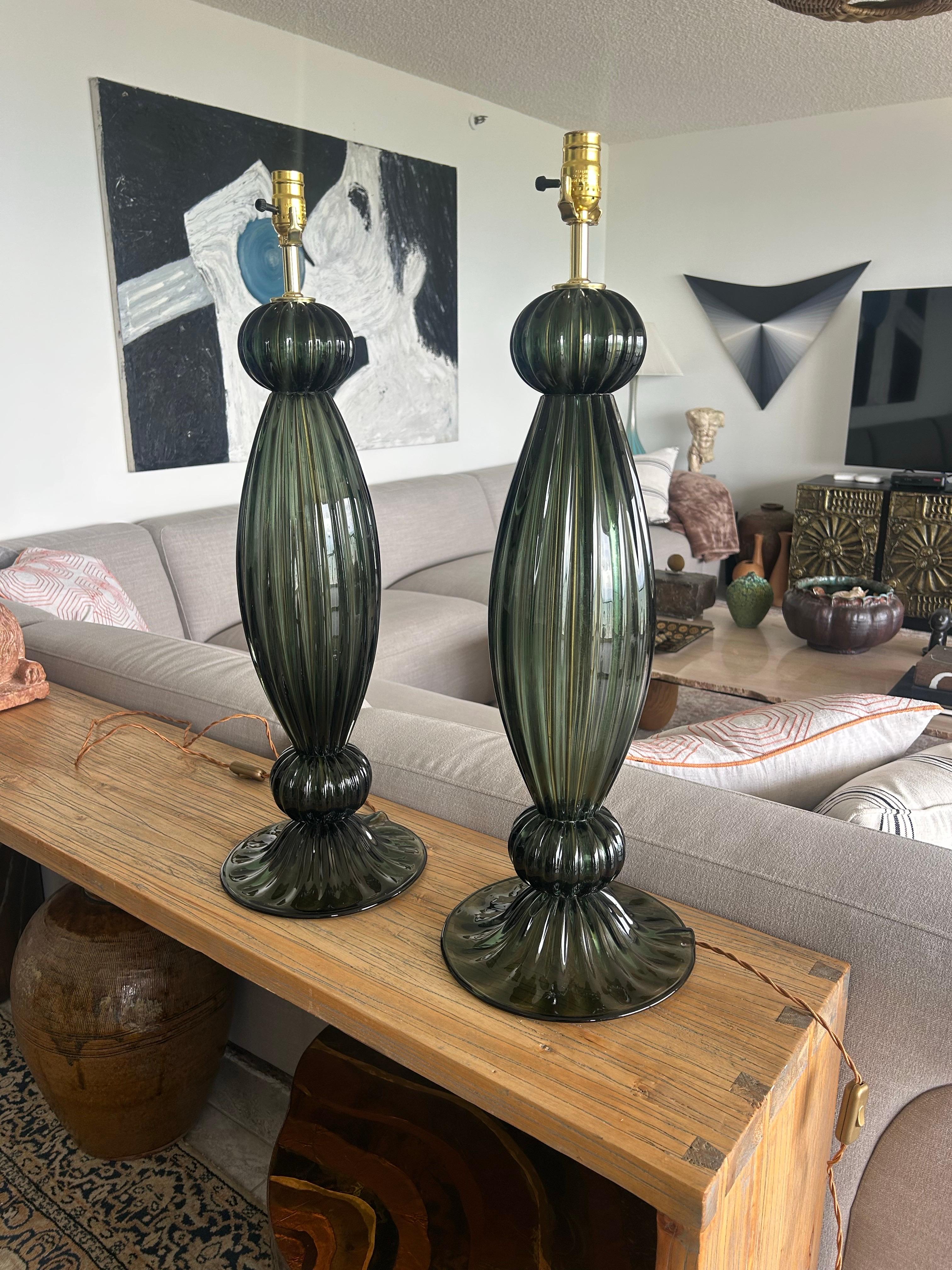 XXIe siècle et contemporain Paire d'objets modernes soufflés à la main  Verre vert de Murano  lampes de table en vente