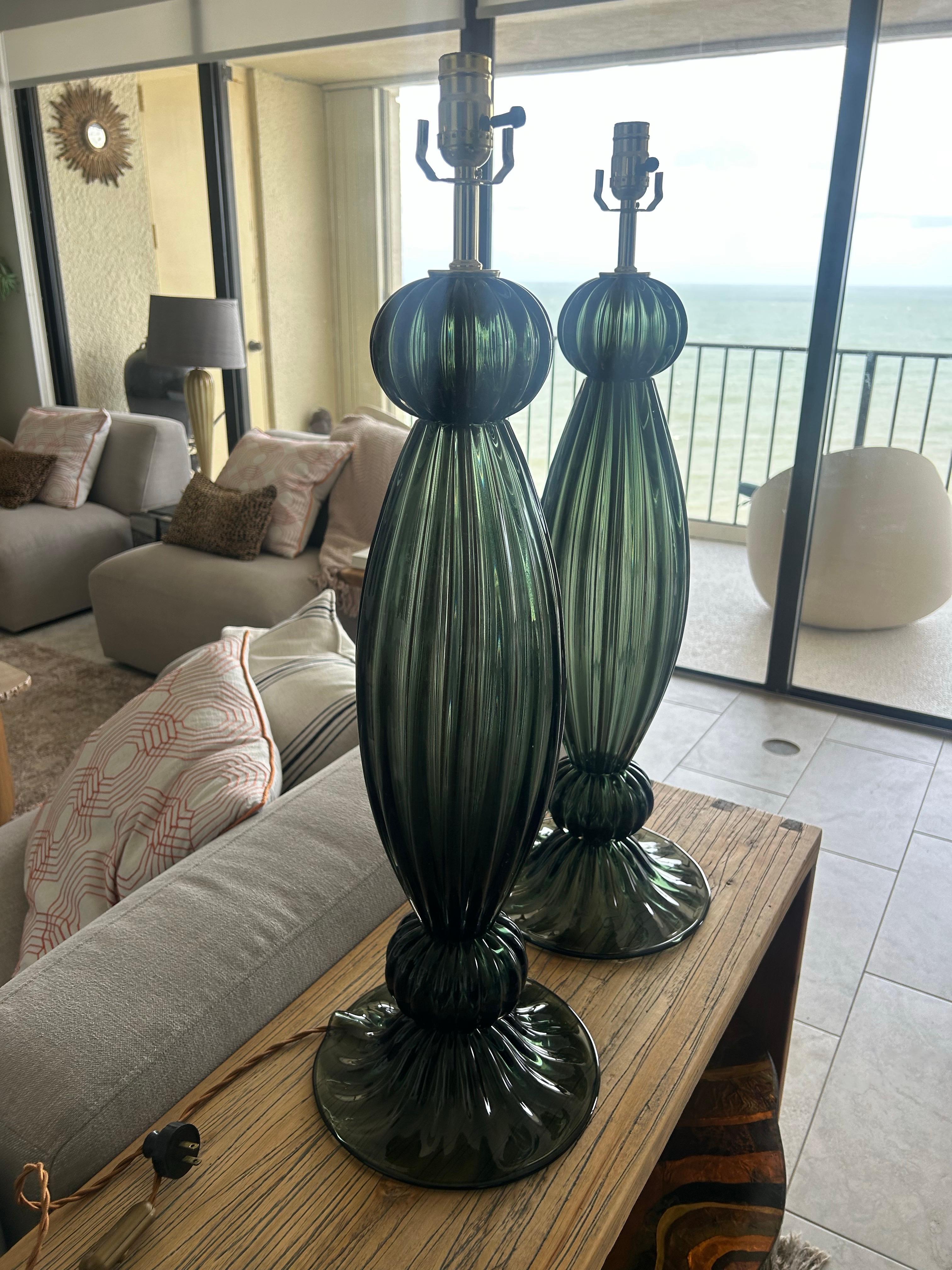 Verre brun Paire d'objets modernes soufflés à la main  Verre vert de Murano  lampes de table en vente