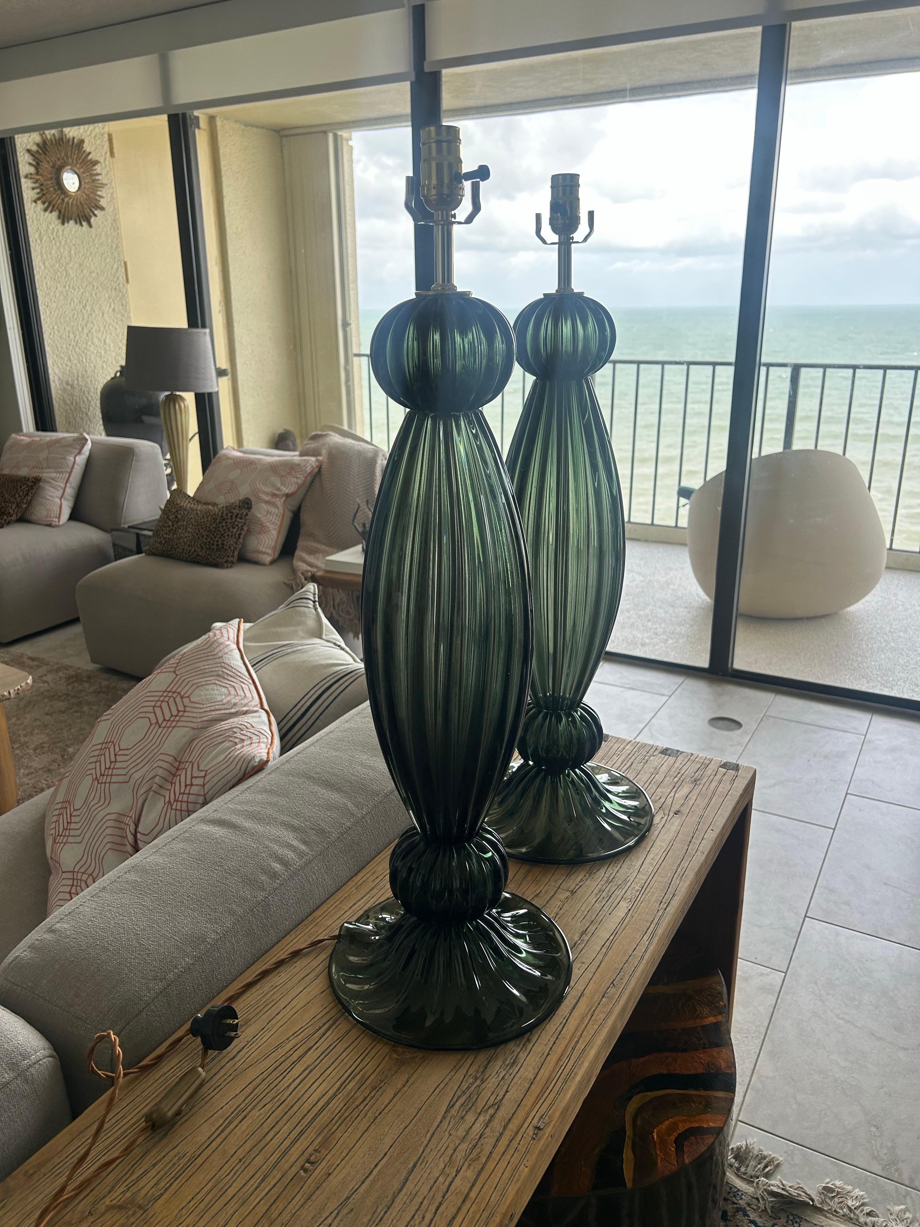 Paire d'objets modernes soufflés à la main  Verre vert de Murano  lampes de table en vente 1