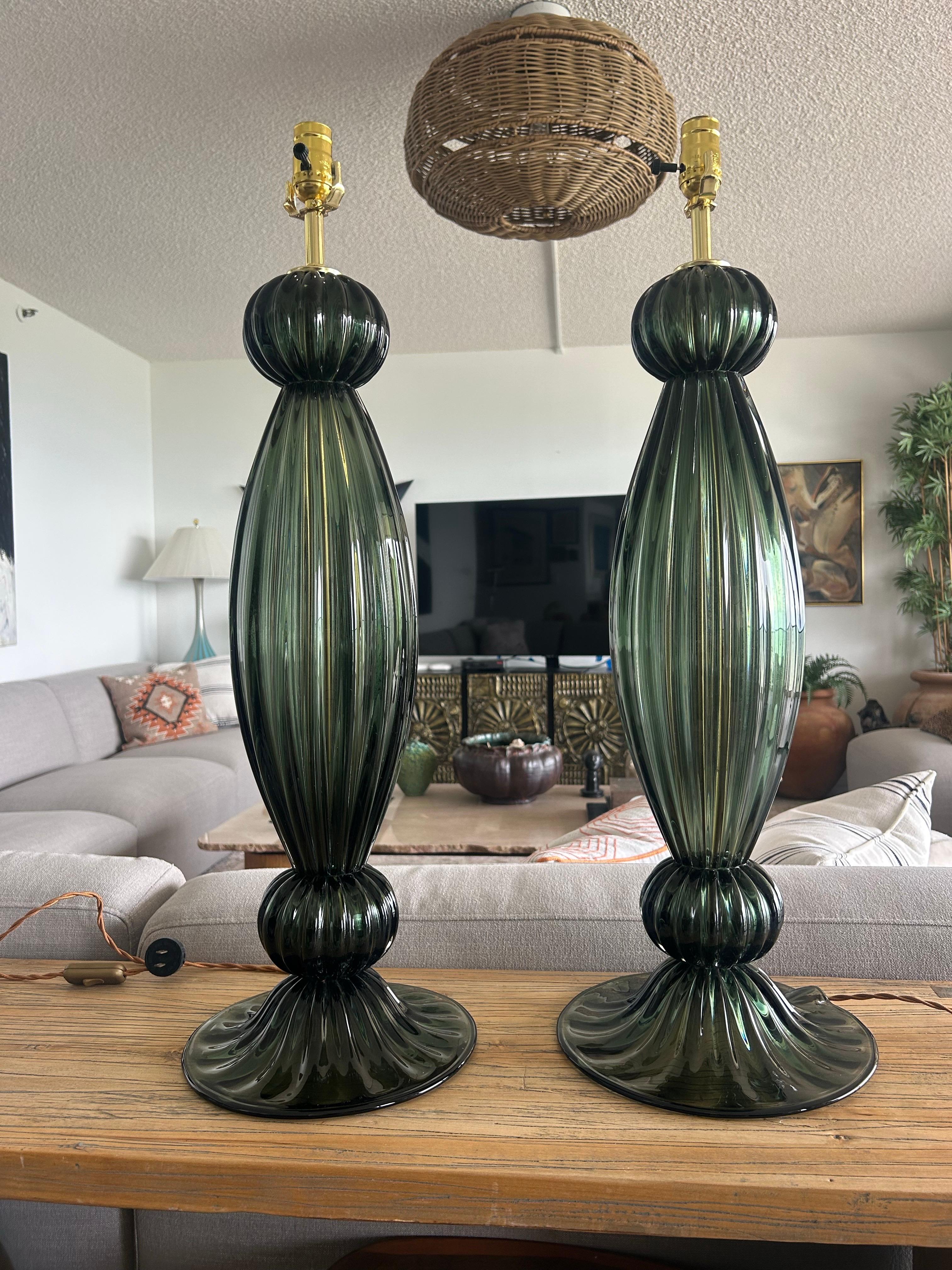 Paire d'objets modernes soufflés à la main  Verre vert de Murano  lampes de table en vente 2