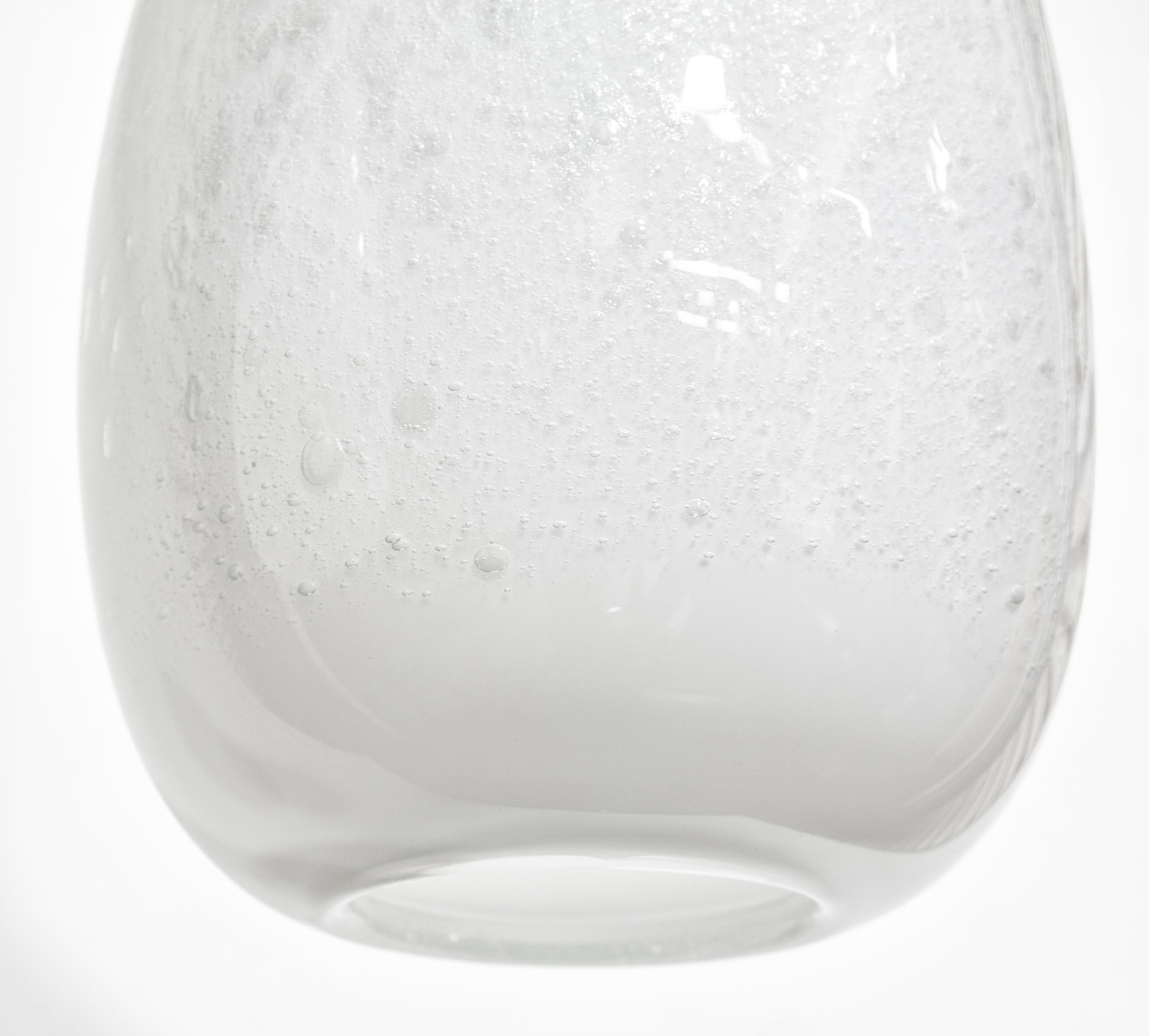 Paar moderne mundgeblasene Glasleuchten:: Alabaster-Kegel-Anhänger - Jetzt erhältlich im Zustand „Neu“ in Aliso Viejo, CA