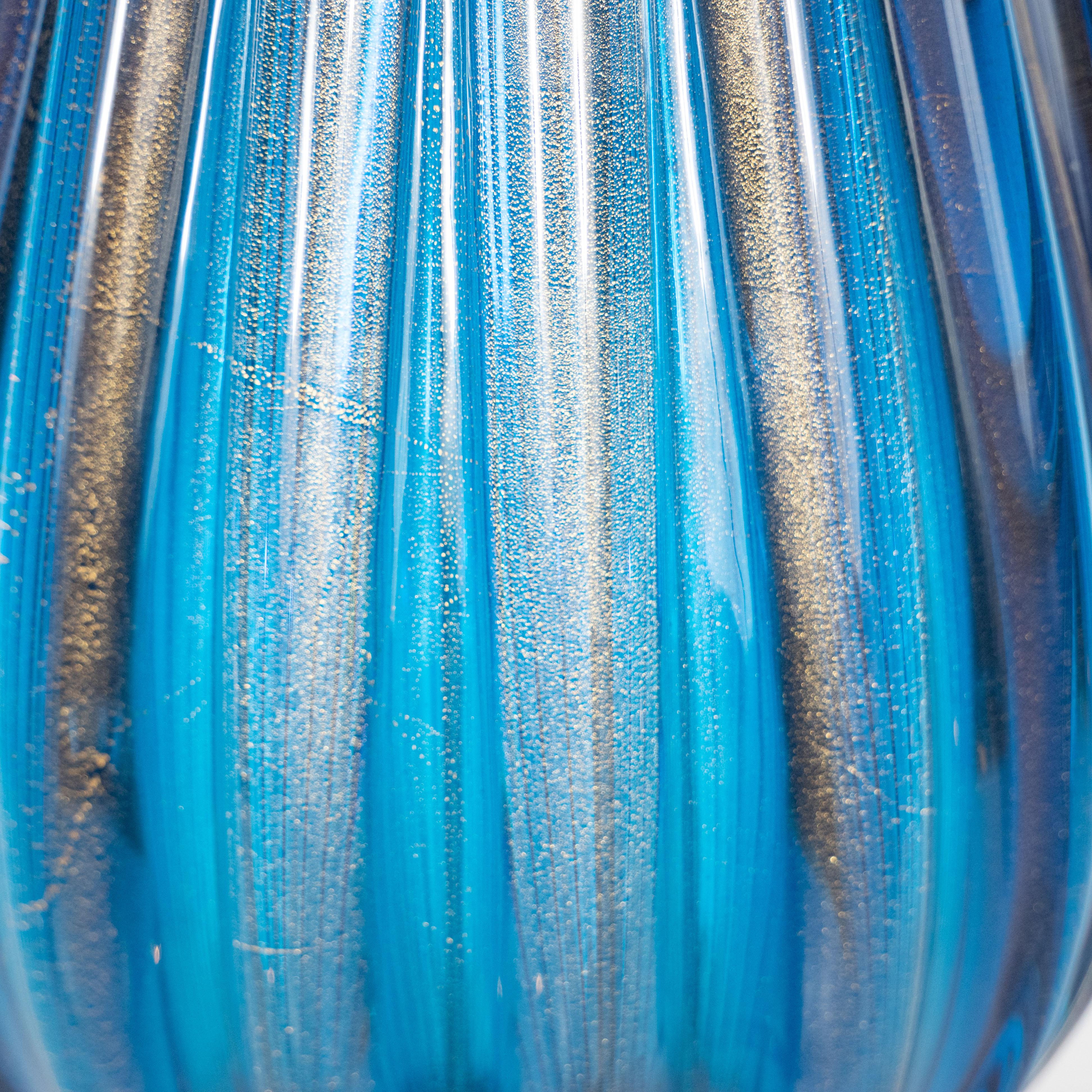 XXIe siècle et contemporain Paire de lampes de bureau modernes en verre de Murano soufflé à la main, bleu roi avec des touches d'or 24 carats en vente