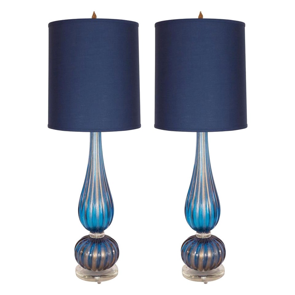 Paar moderne mundgeblasene Murano Tischlampen aus königsblauem Glas mit 24kt Goldflecken