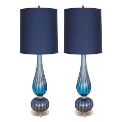 Coppia di lampade da tavolo moderne in vetro blu reale di Murano soffiato a mano con macchie d'oro 24kt