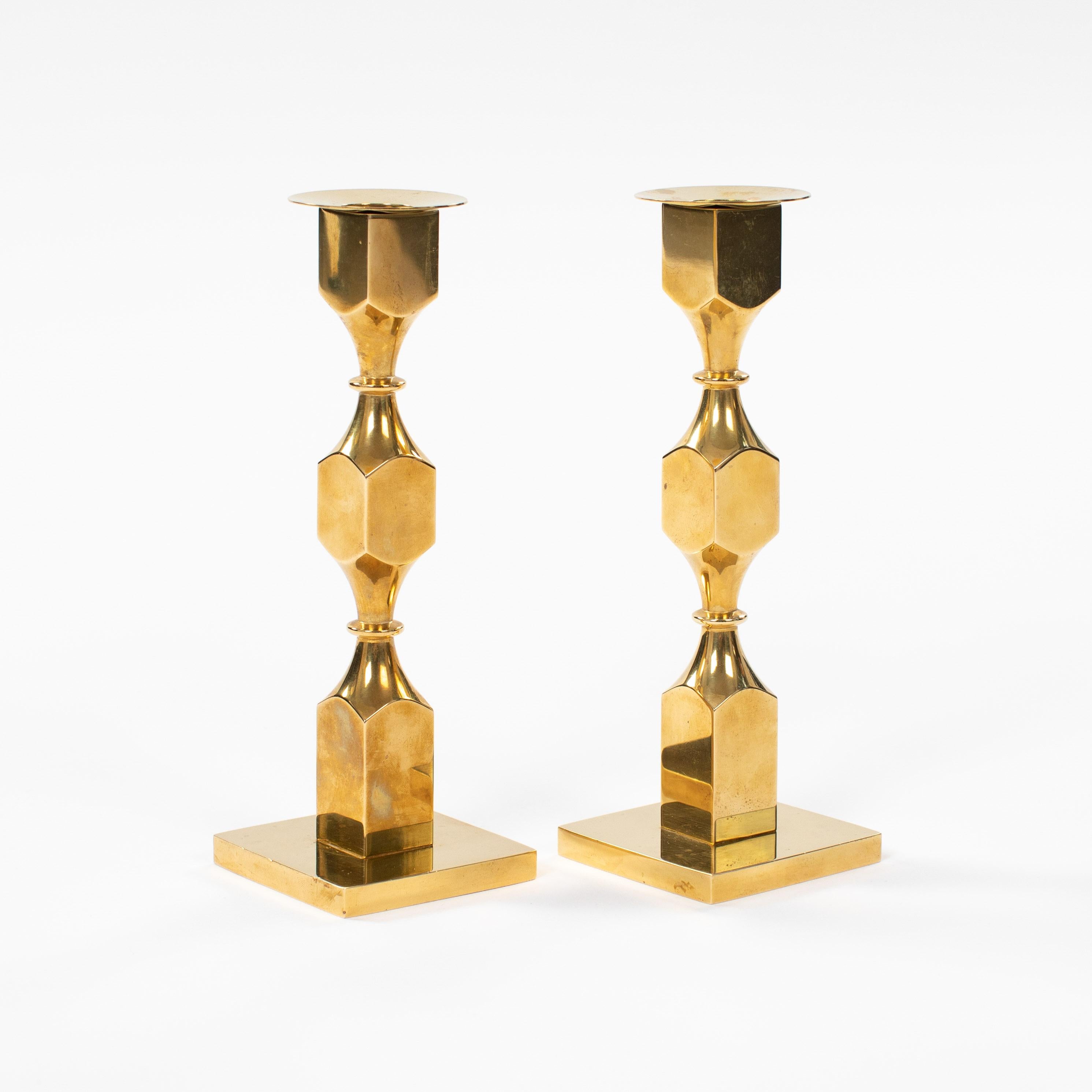 Paire de bougeoirs puristes en laiton massif, conçus par Bernt Karlsson pour Gusum - Metallslöjden (entreprise de métallurgie), Suède.

Conçus par le talentueux Bernt Karlsson, ces bougeoirs témoignent d'un savoir-faire intemporel et d'une