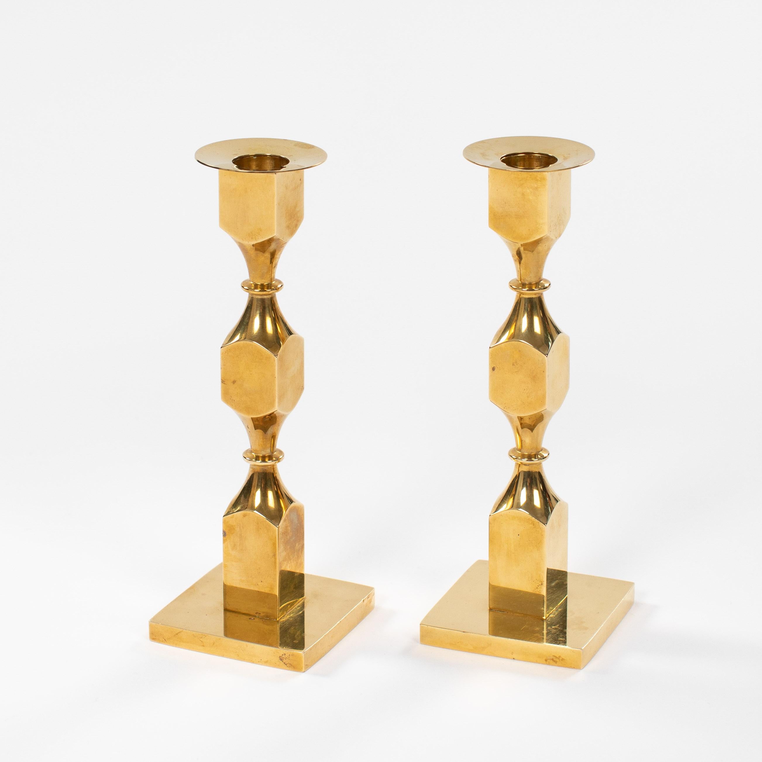 Suédois Paire de chandeliers modernes en laiton lourd de Bernt Karlsson par Gusum 1980, signé en vente