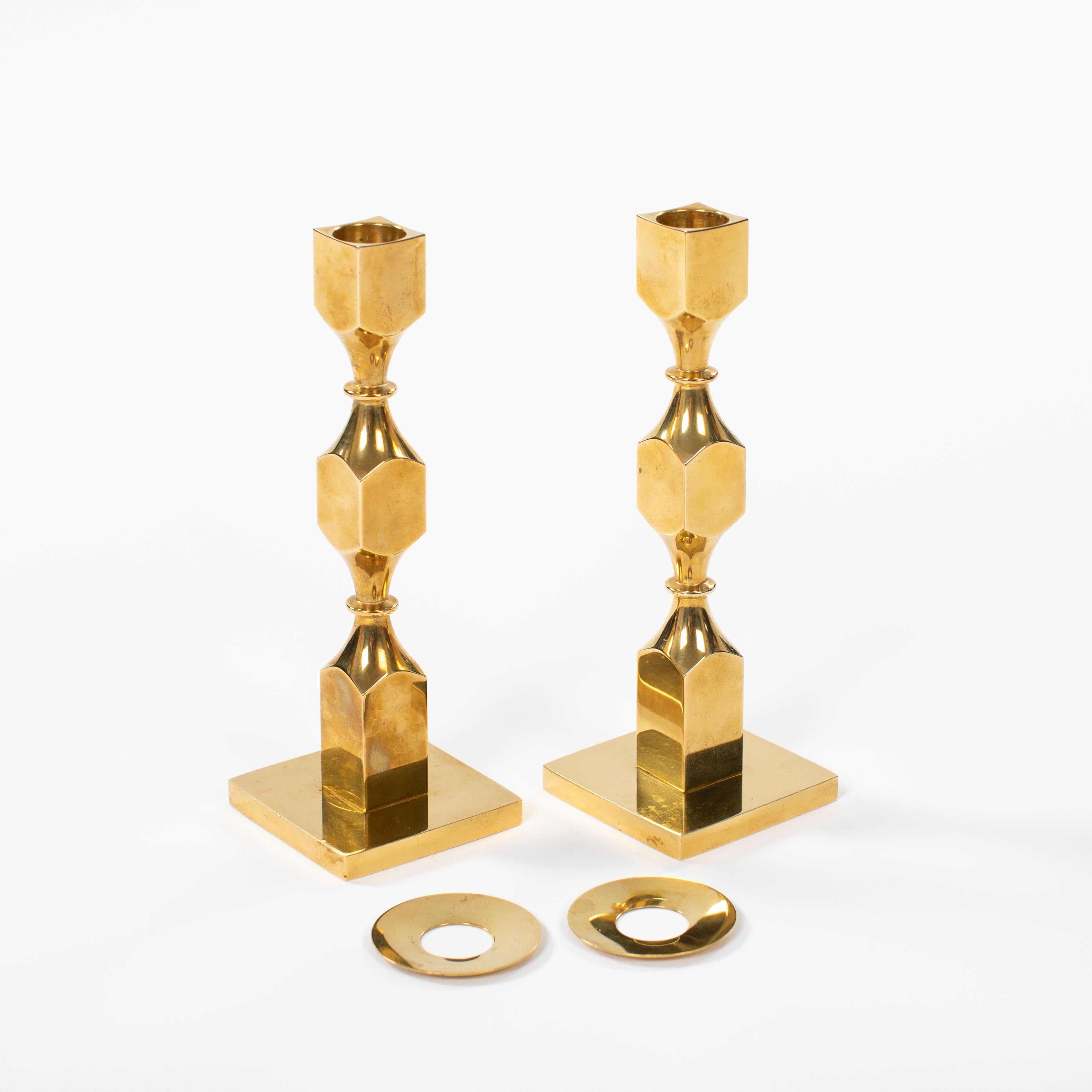 Fait main Paire de chandeliers modernes en laiton lourd de Bernt Karlsson par Gusum 1980, signé en vente