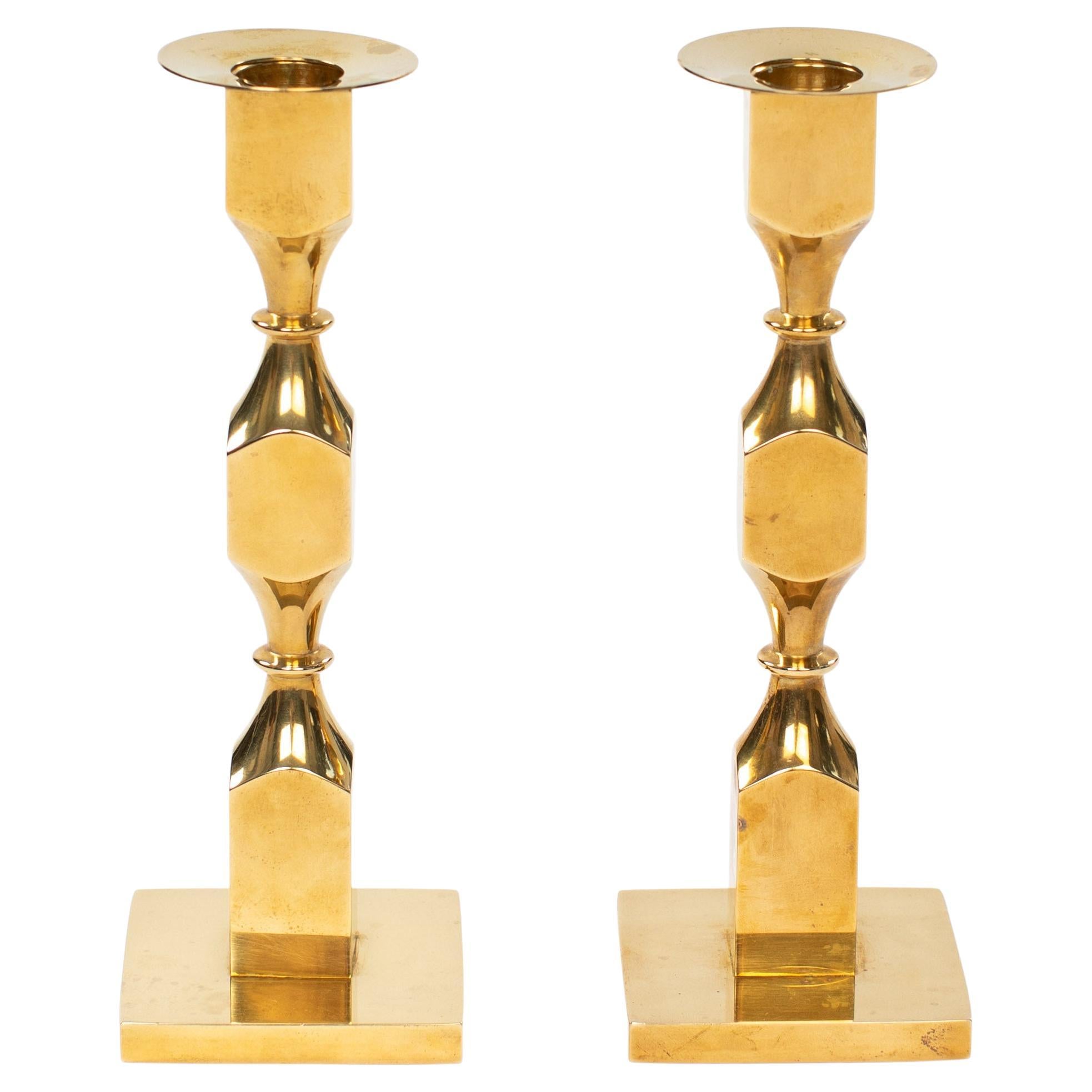 Paire de chandeliers modernes en laiton lourd de Bernt Karlsson par Gusum 1980, signé en vente