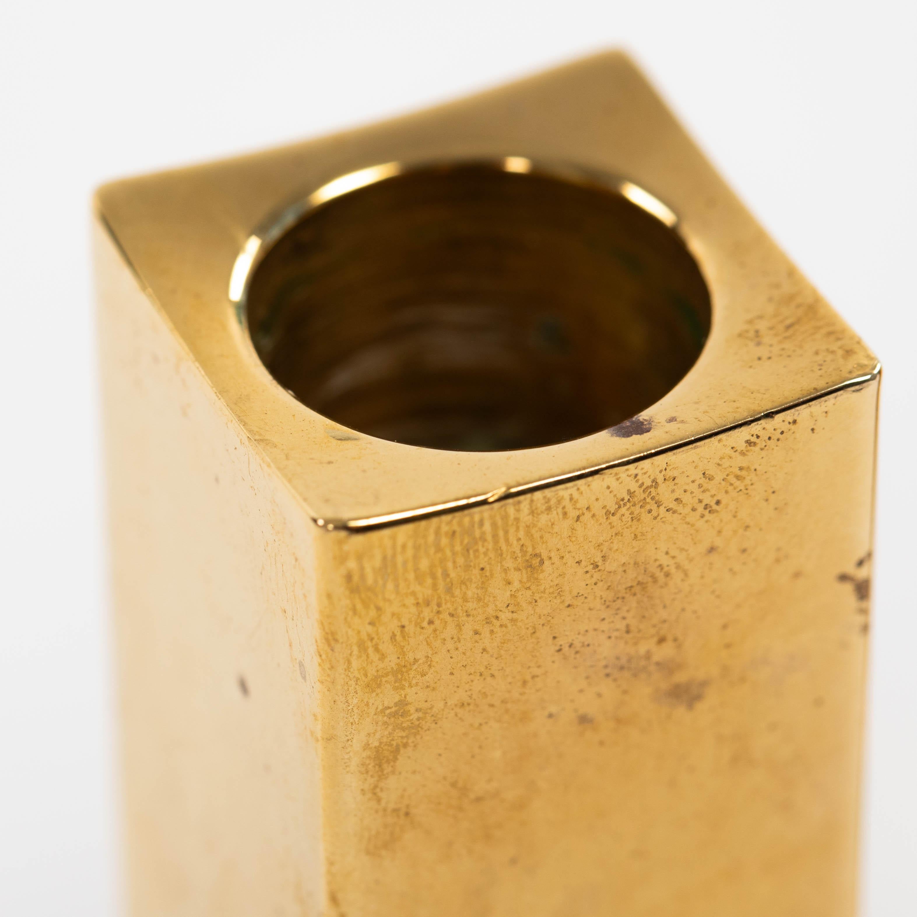Coppia di candelieri moderni in ottone pesante di Lars Bergsten per Gusum 1985, firmati in vendita 2