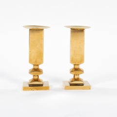 Pareja de candeleros modernos y pesados de latón de Lars Bergsten para Gusum 1985, firmados