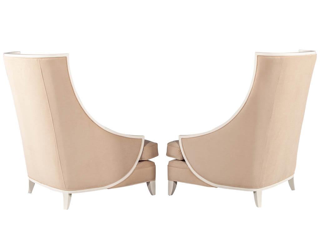 Ein Paar moderne Loungesessel mit hoher Rückenlehne und cremefarbenem Designer-Samt (Lackiert) im Angebot