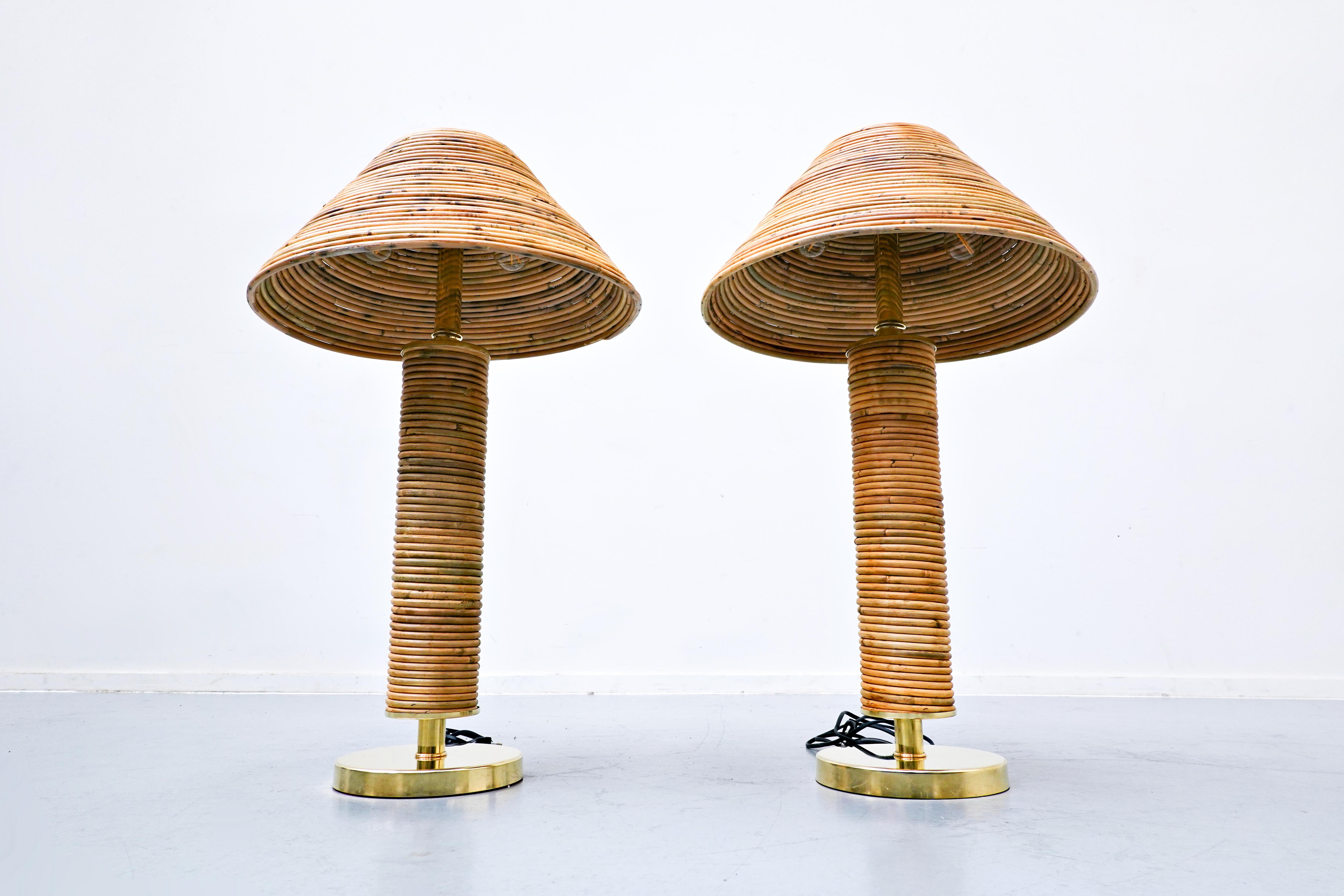 Paire de lampes de table modernes italiennes en laiton et bambou.