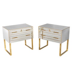 Paire de commodes de nuit italiennes modernes en laiton et miroir