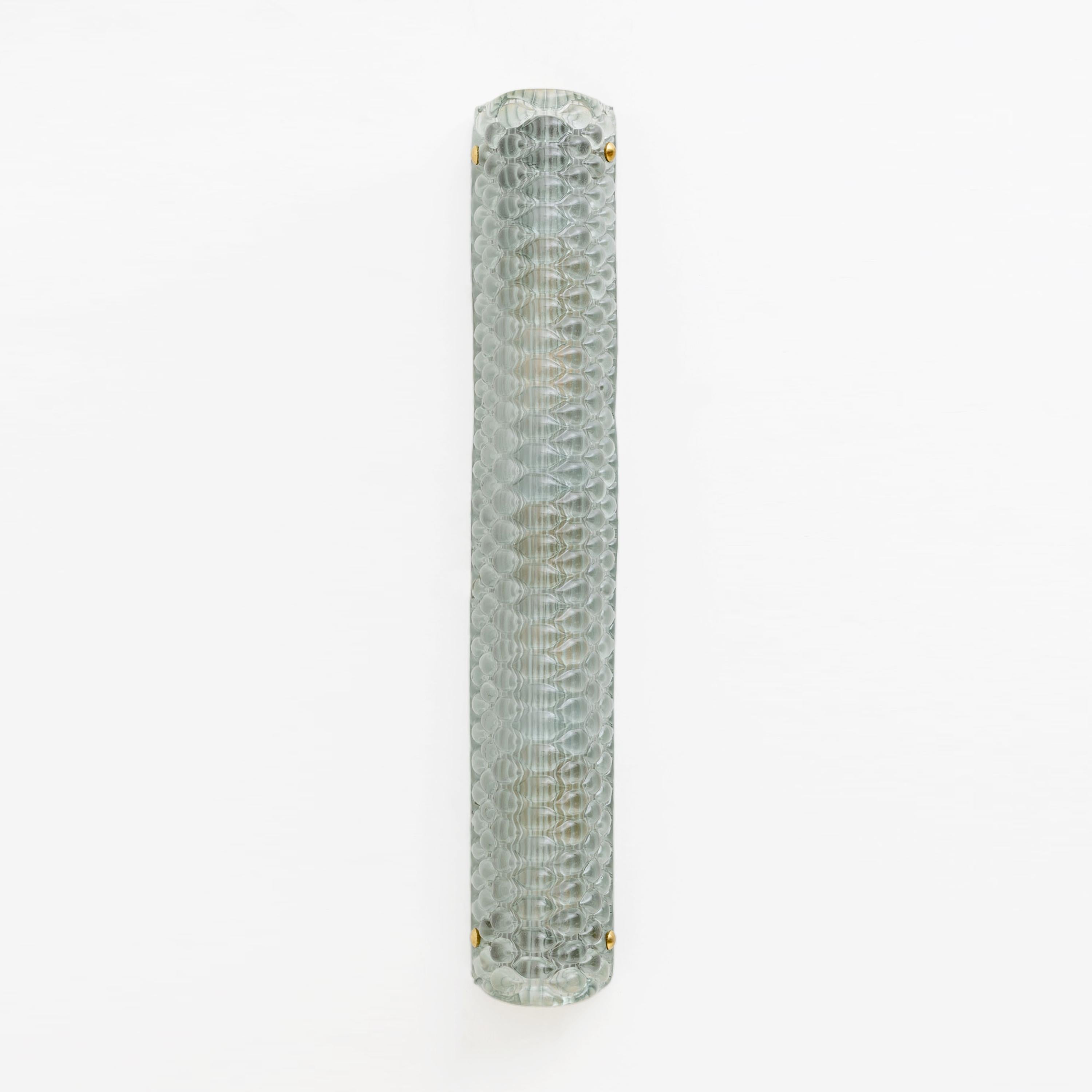 Mid-Century moderno Coppia di lampade da parete moderne italiane in ottone e vetro di Murano con texture verde chiaro in vendita