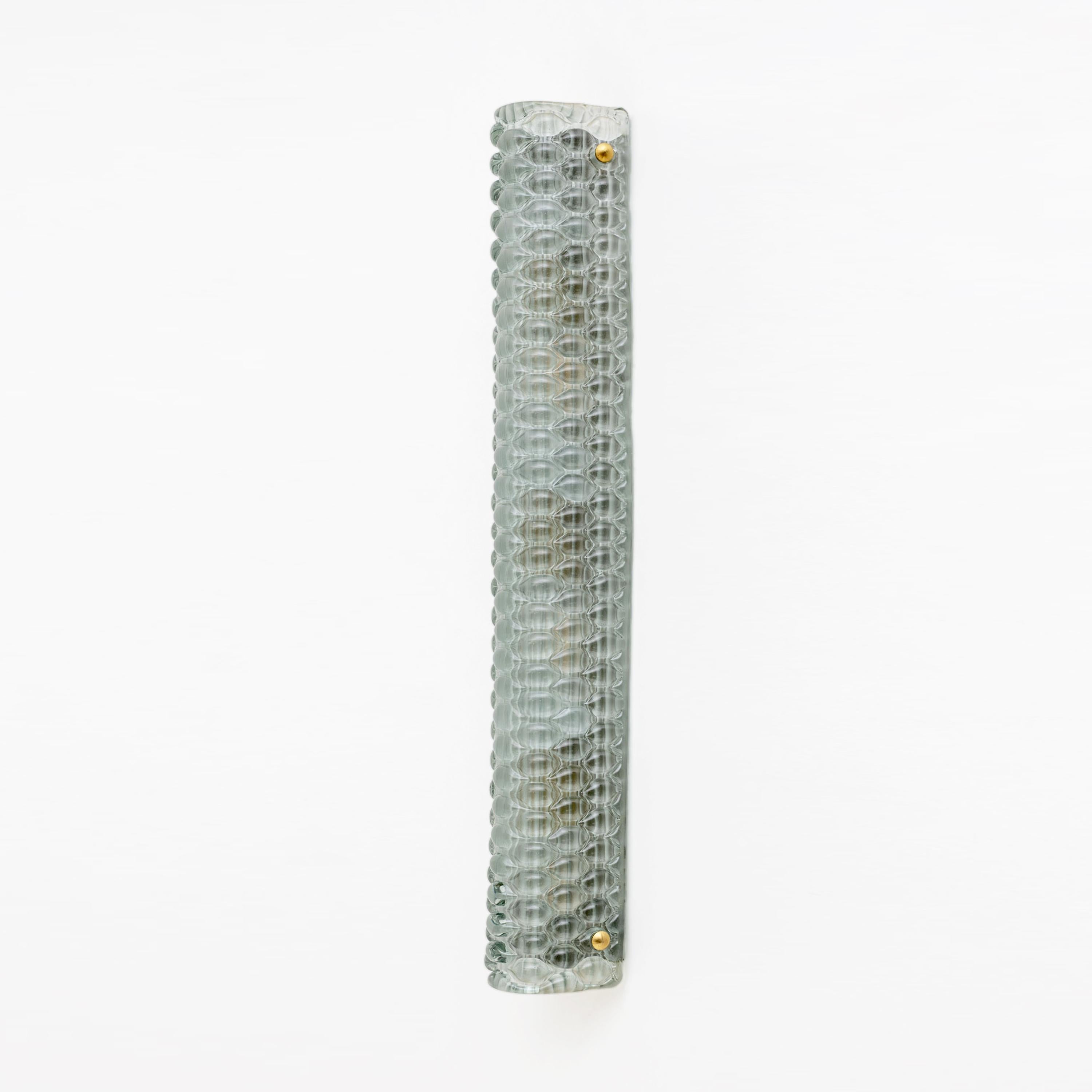 Coppia di lampade da parete moderne italiane in ottone e vetro di Murano con texture verde chiaro In condizioni ottime in vendita a Puglia, Puglia