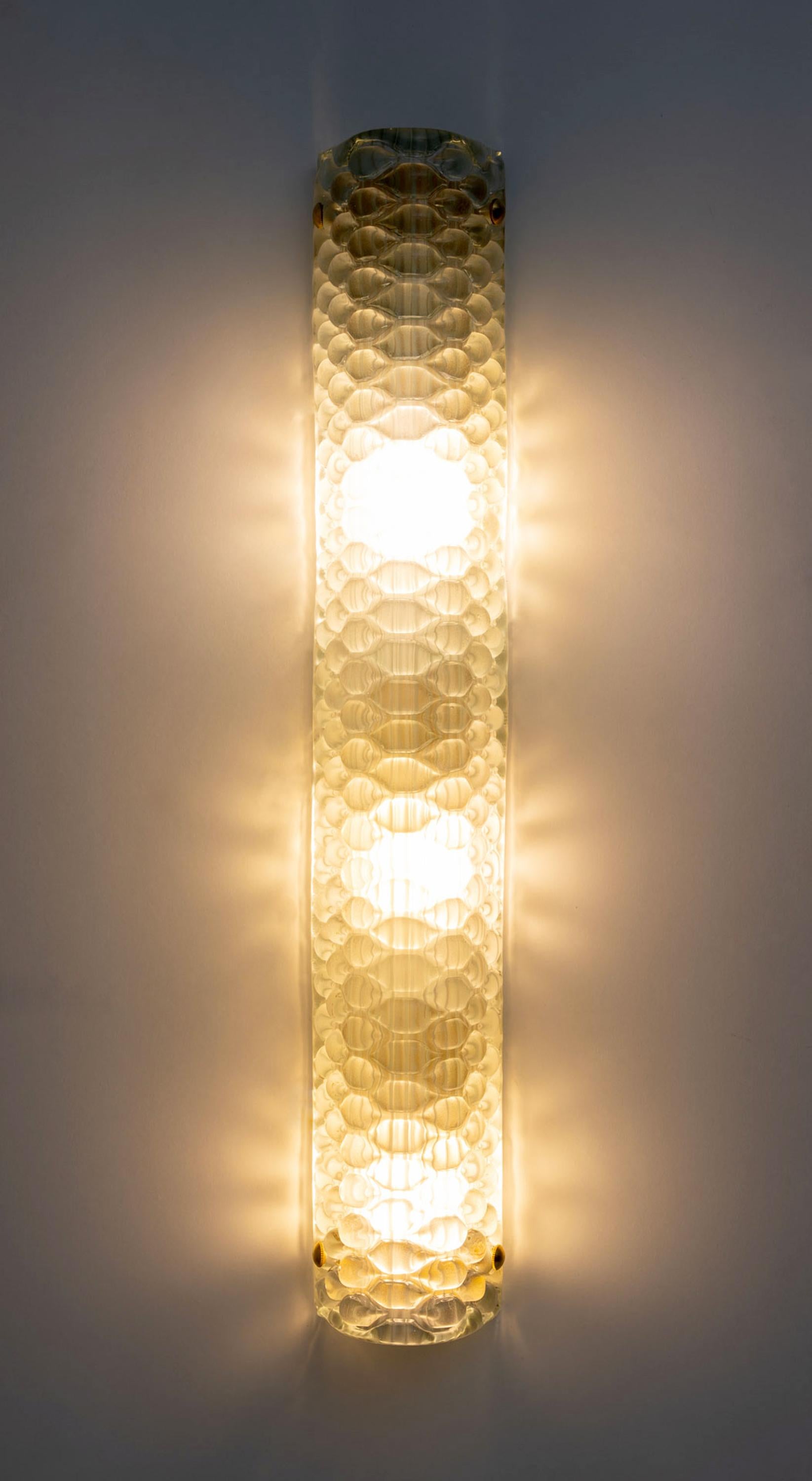 XXI secolo e contemporaneo Coppia di lampade da parete moderne italiane in ottone e vetro di Murano con texture verde chiaro in vendita