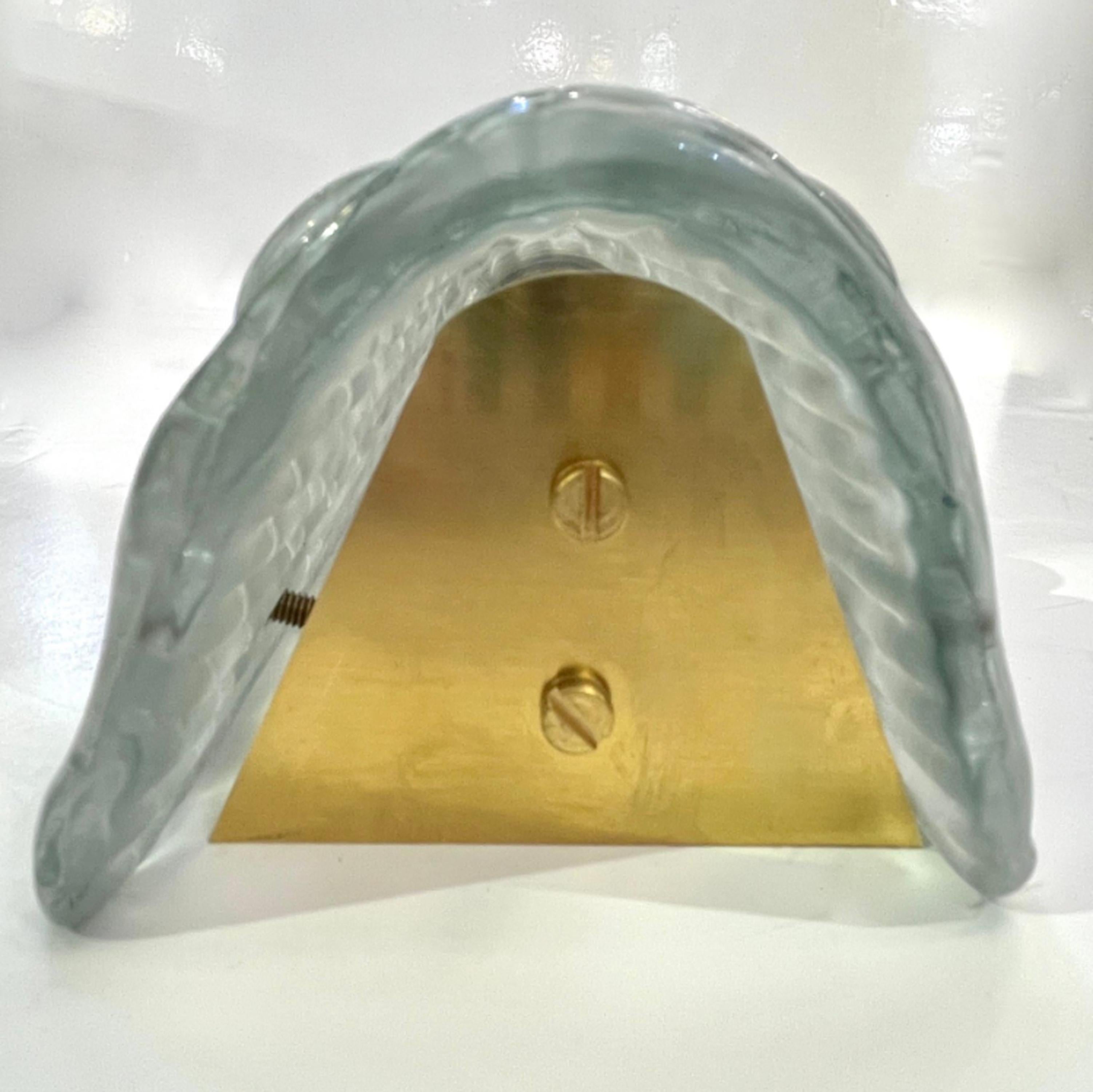 Ottone Coppia di lampade da parete moderne italiane in ottone e vetro di Murano con texture verde chiaro in vendita