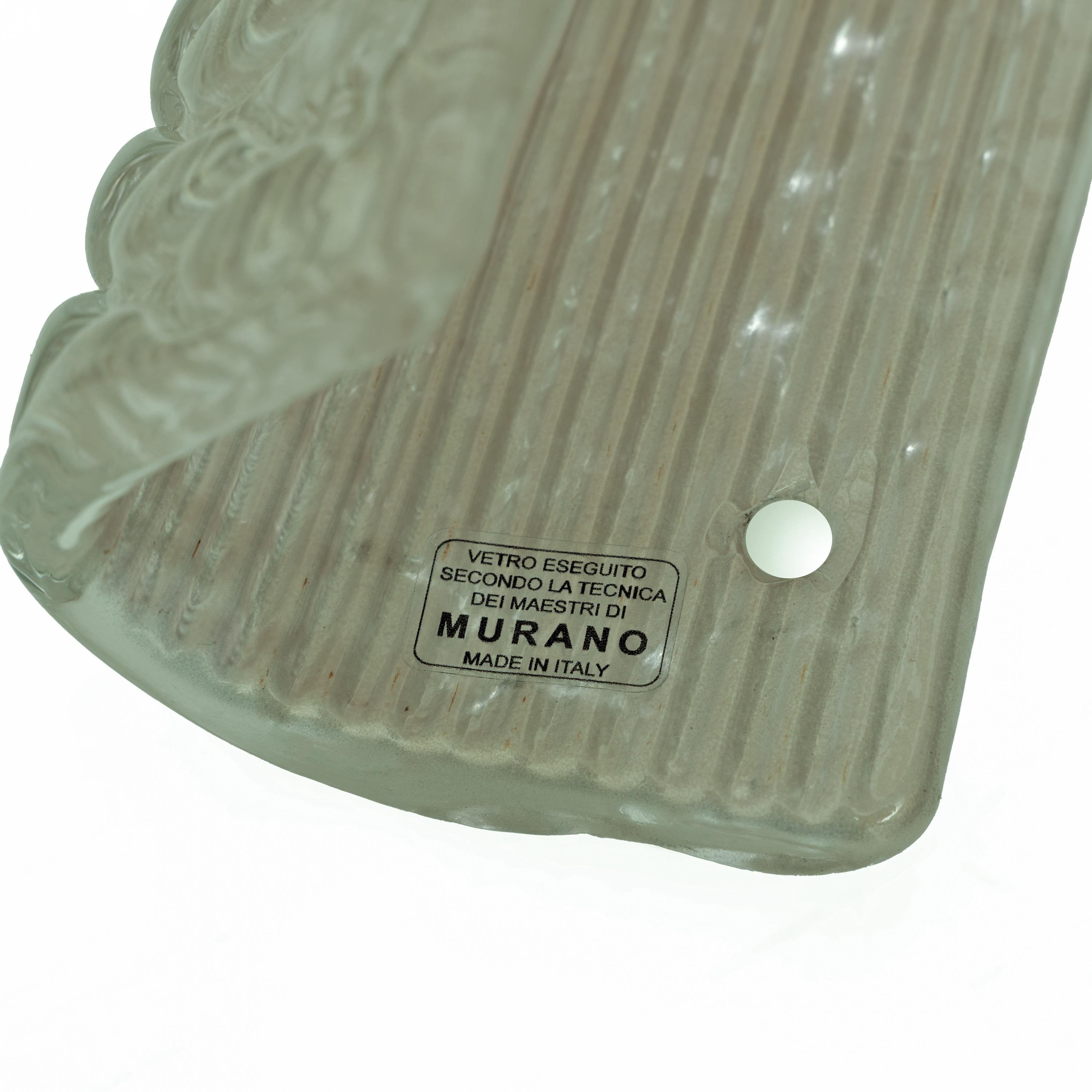 Coppia di lampade da parete moderne italiane in ottone e vetro di Murano con texture verde chiaro in vendita 2