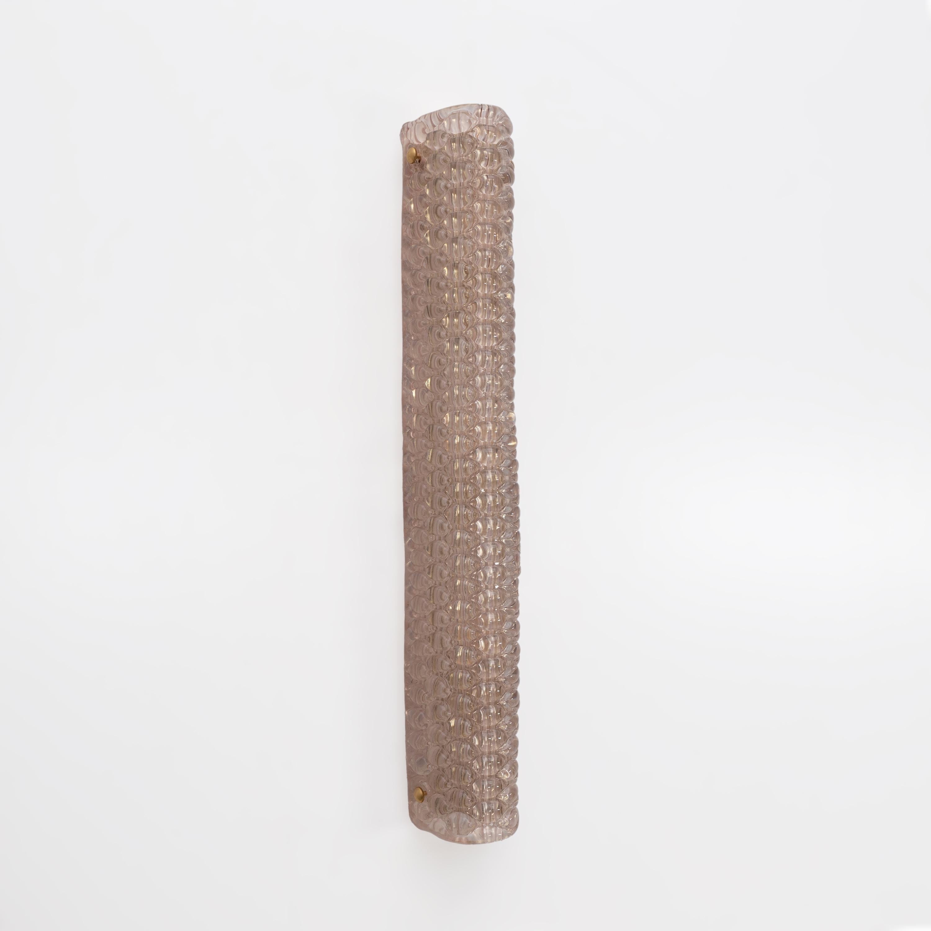 Italiano Coppia di lampade da parete moderne italiane in ottone e vetro di Murano con texture rosa chiaro in vendita