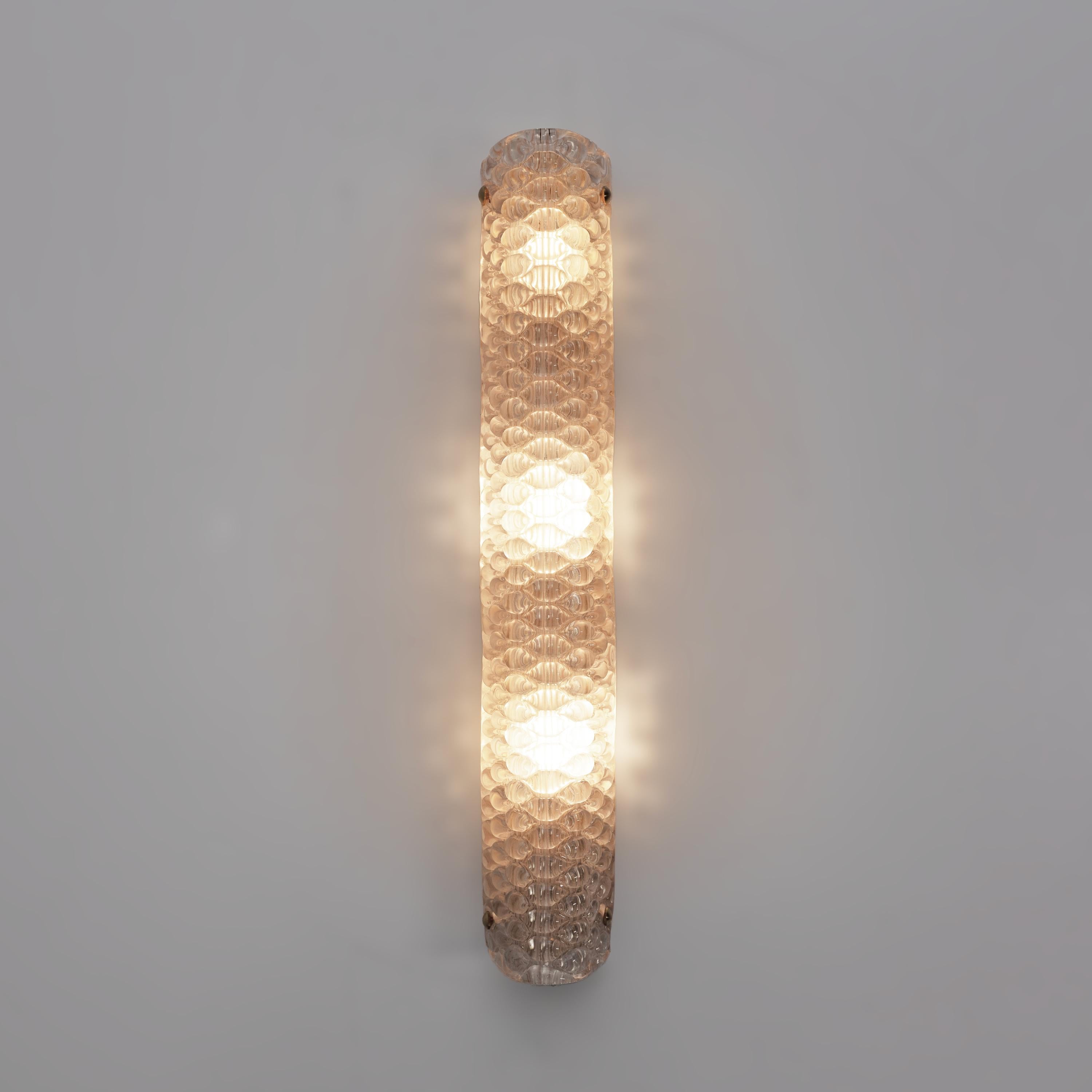 Coppia di lampade da parete moderne italiane in ottone e vetro di Murano con texture rosa chiaro In condizioni ottime in vendita a Puglia, Puglia