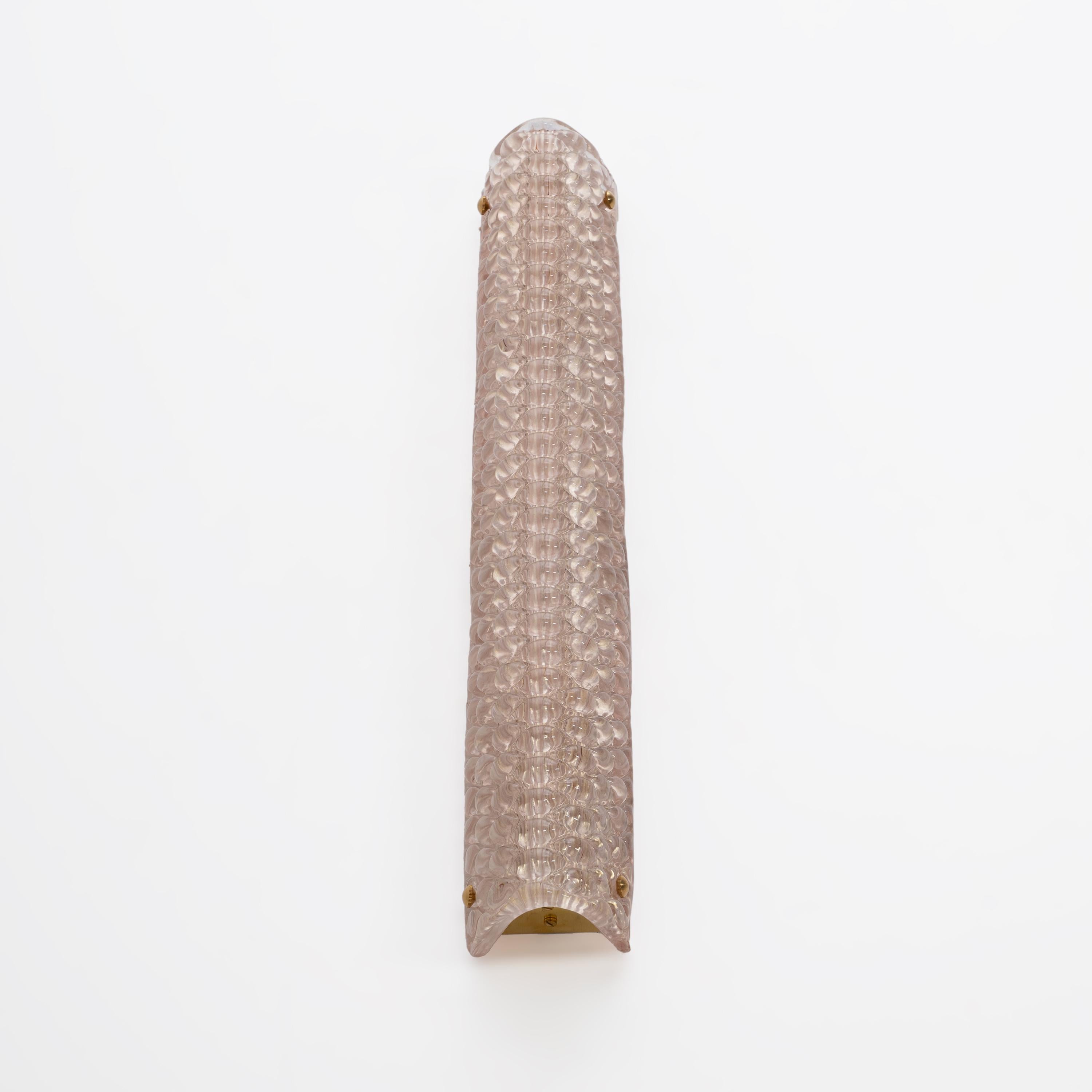 XXI secolo e contemporaneo Coppia di lampade da parete moderne italiane in ottone e vetro di Murano con texture rosa chiaro in vendita