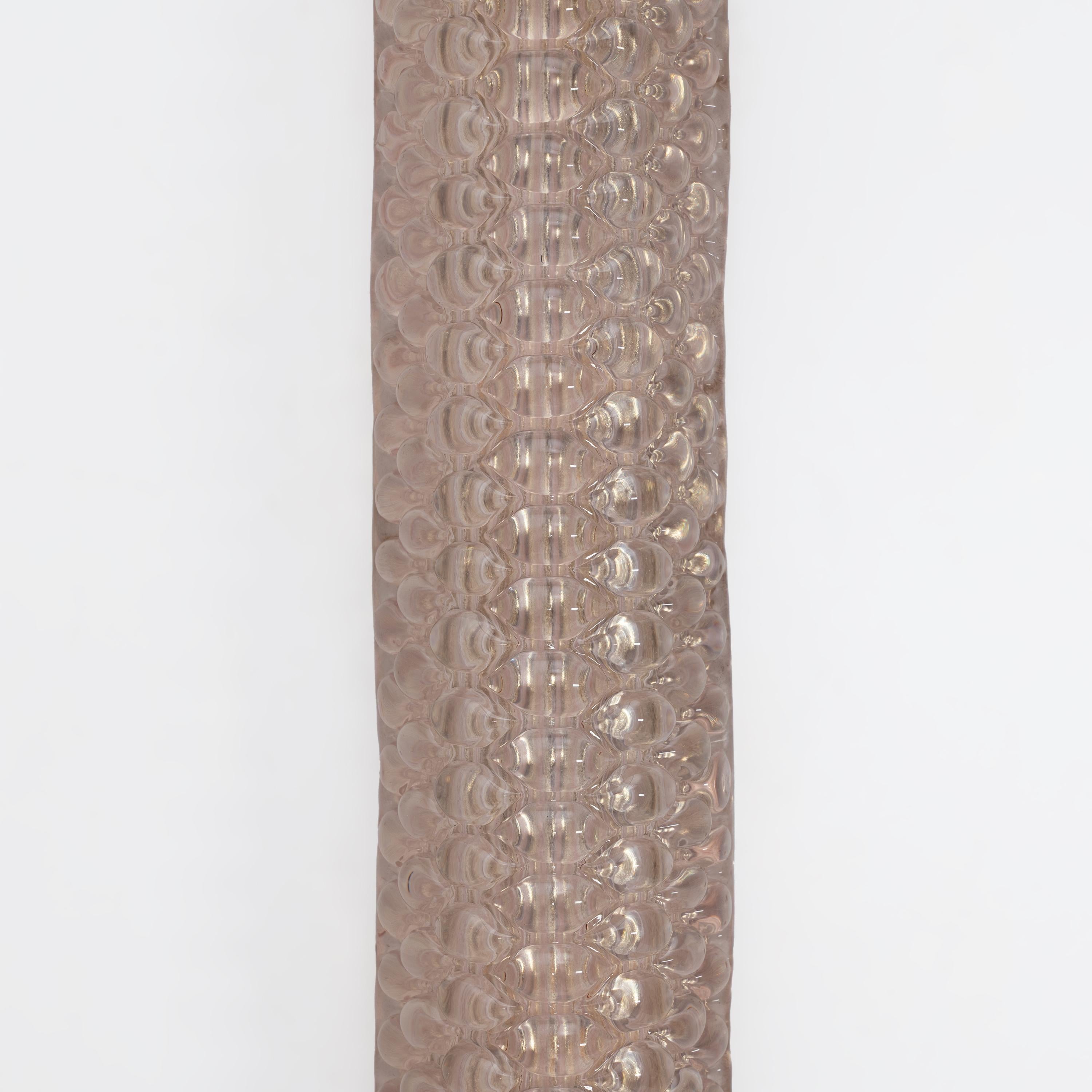 Ottone Coppia di lampade da parete moderne italiane in ottone e vetro di Murano con texture rosa chiaro in vendita