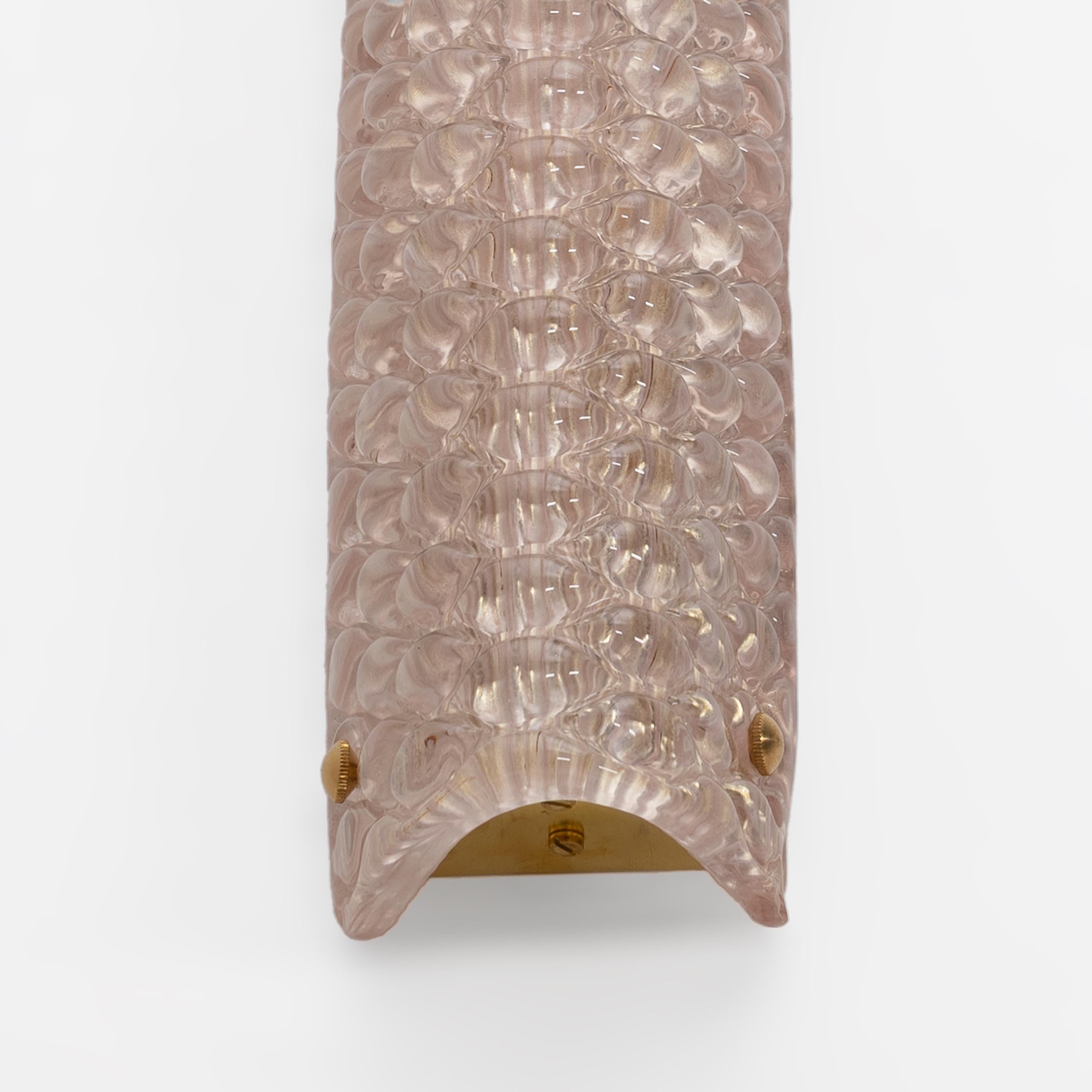 Coppia di lampade da parete moderne italiane in ottone e vetro di Murano con texture rosa chiaro in vendita 1