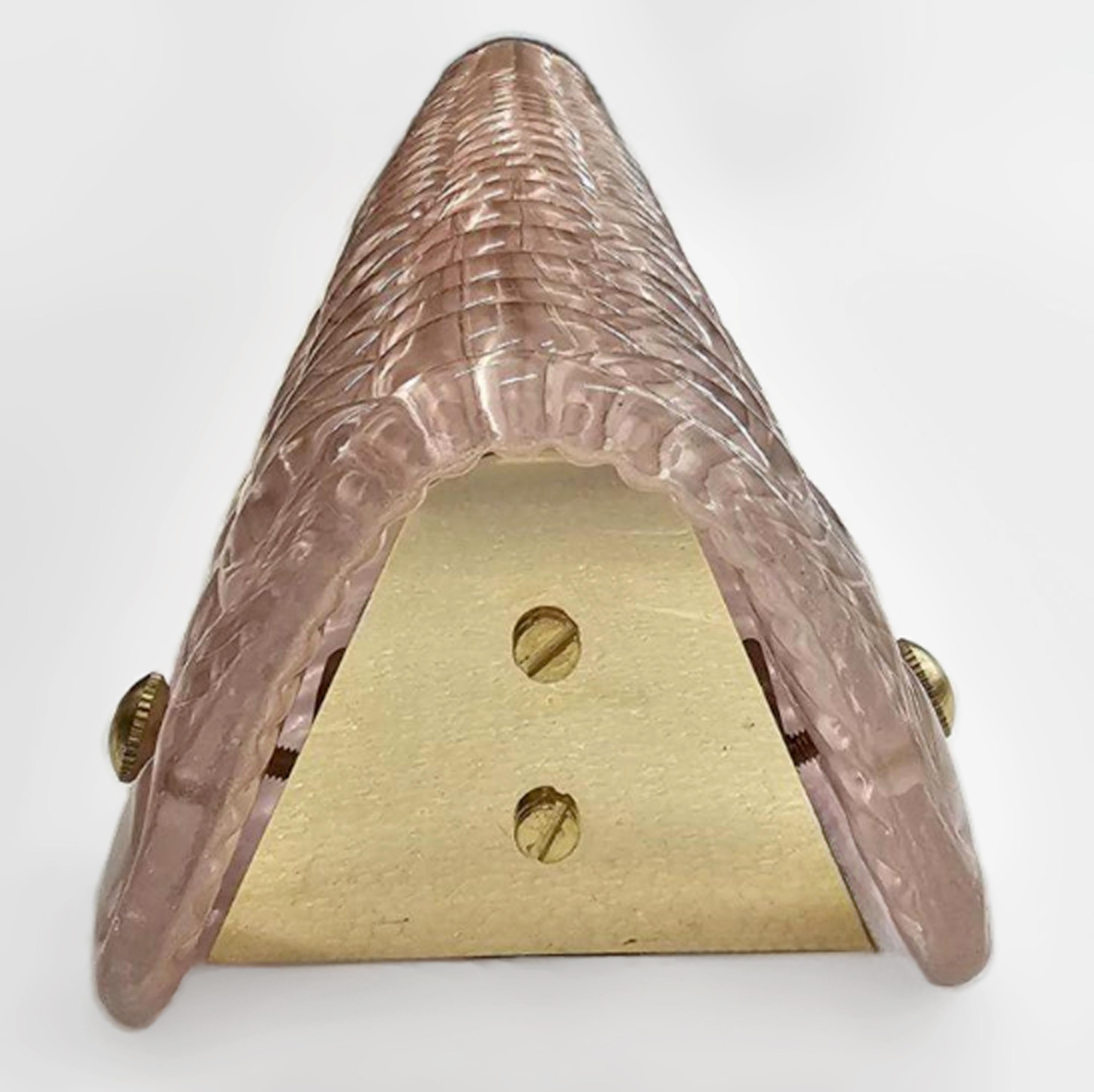 Coppia di lampade da parete moderne italiane in ottone e vetro di Murano con texture rosa chiaro in vendita 2