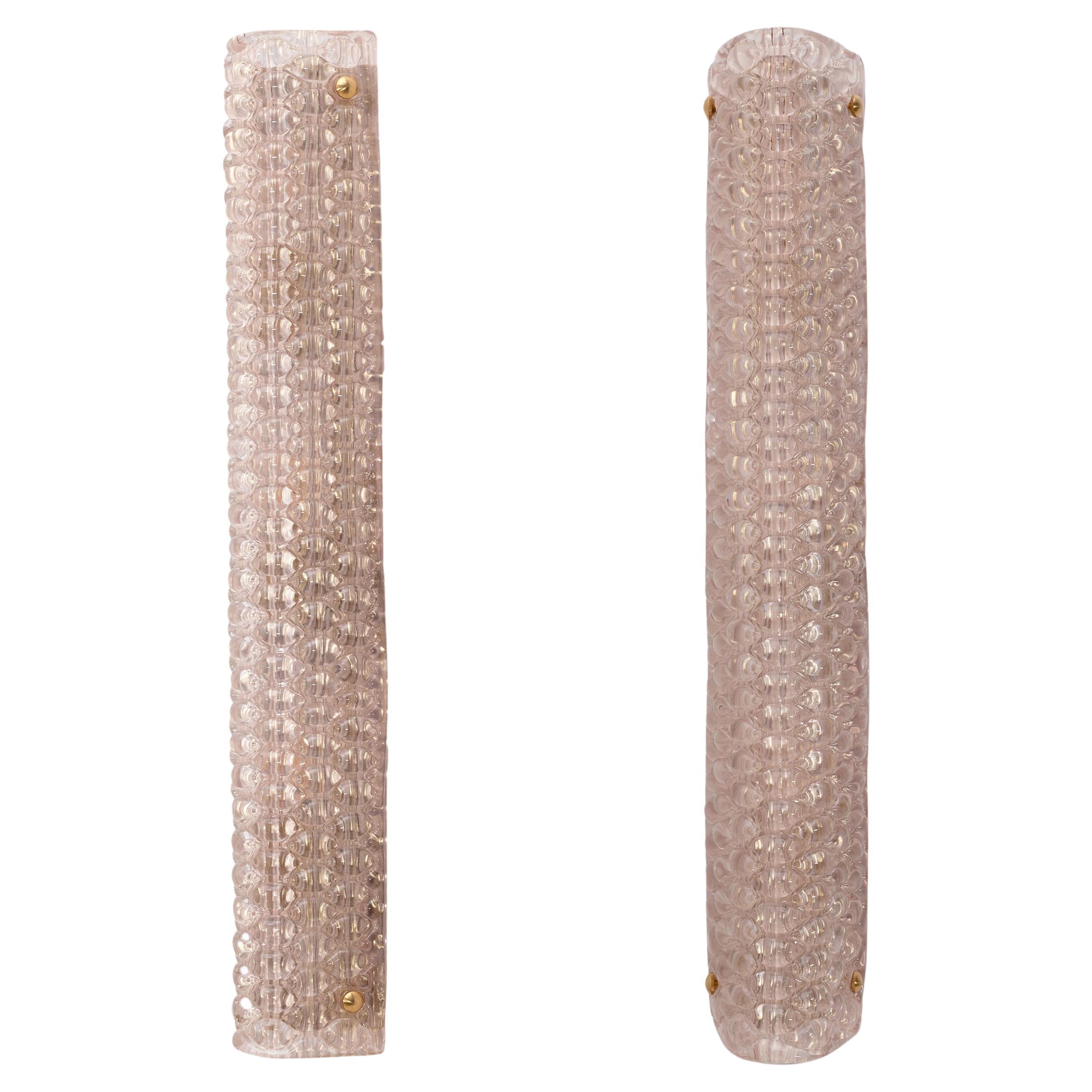 Coppia di lampade da parete moderne italiane in ottone e vetro di Murano con texture rosa chiaro