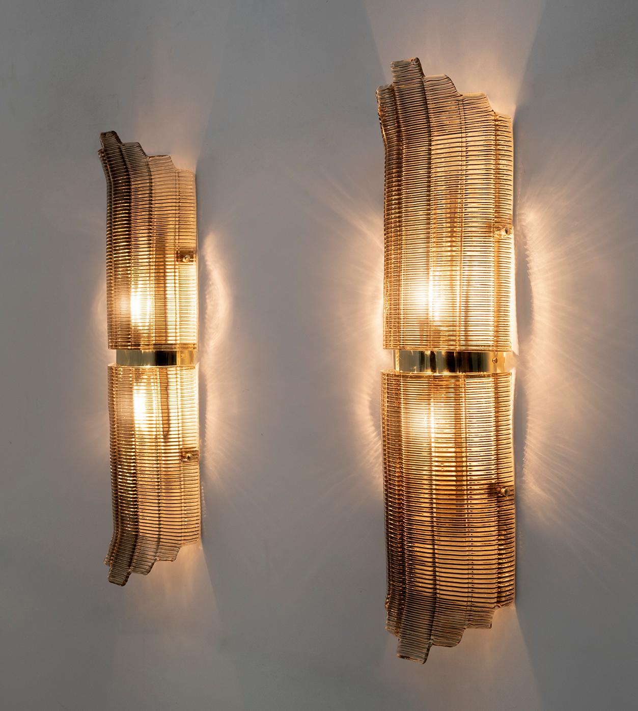 Pair of Modern Italian Brass and Murano Glass Textured Wall Sconces, 80s In Good Condition In Puglia, Puglia