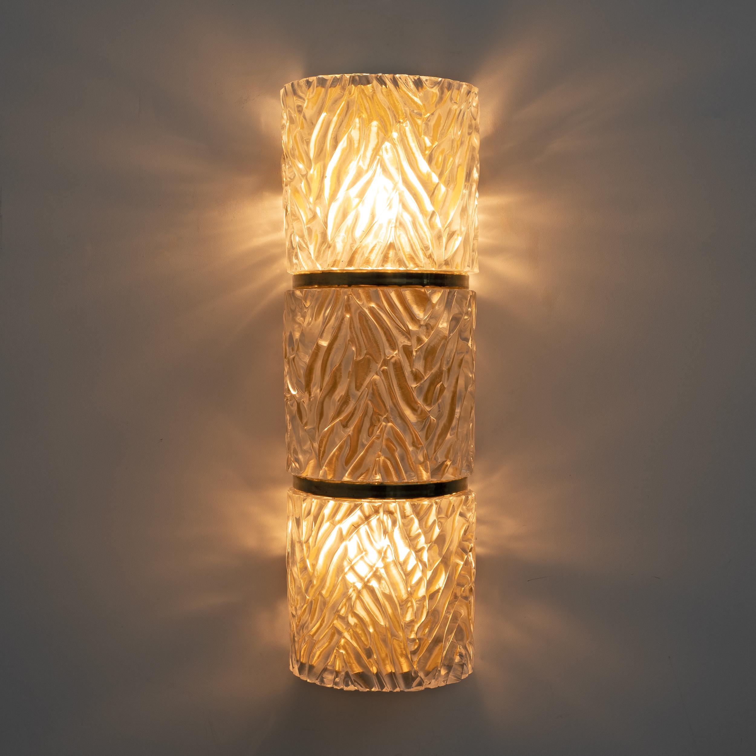Italiano Coppia di moderne lampade da parete in ottone e vetro di Murano in vendita
