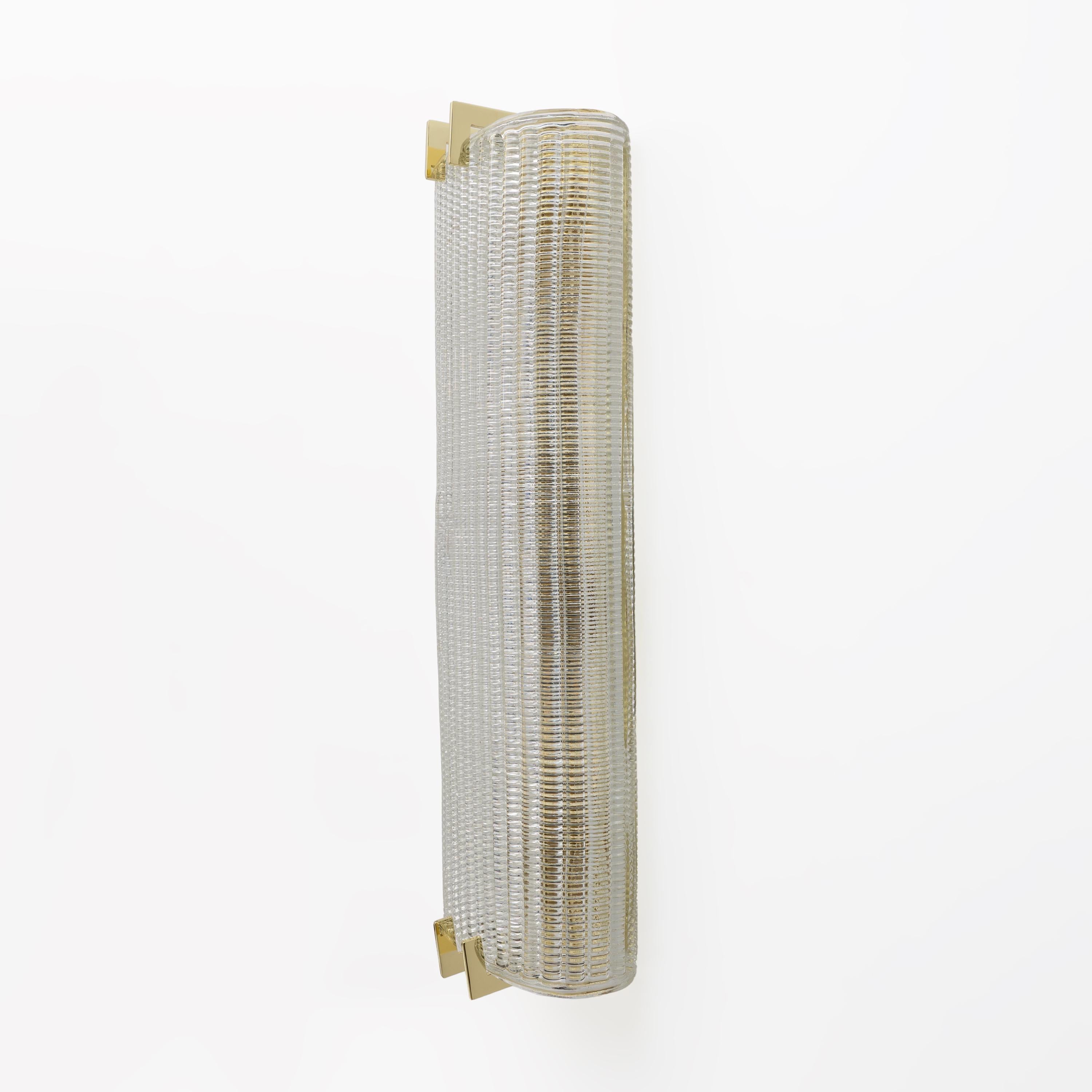 Paar moderne italienische Wandleuchten aus Messing und strukturiertem Muranoglas (Italian) im Angebot