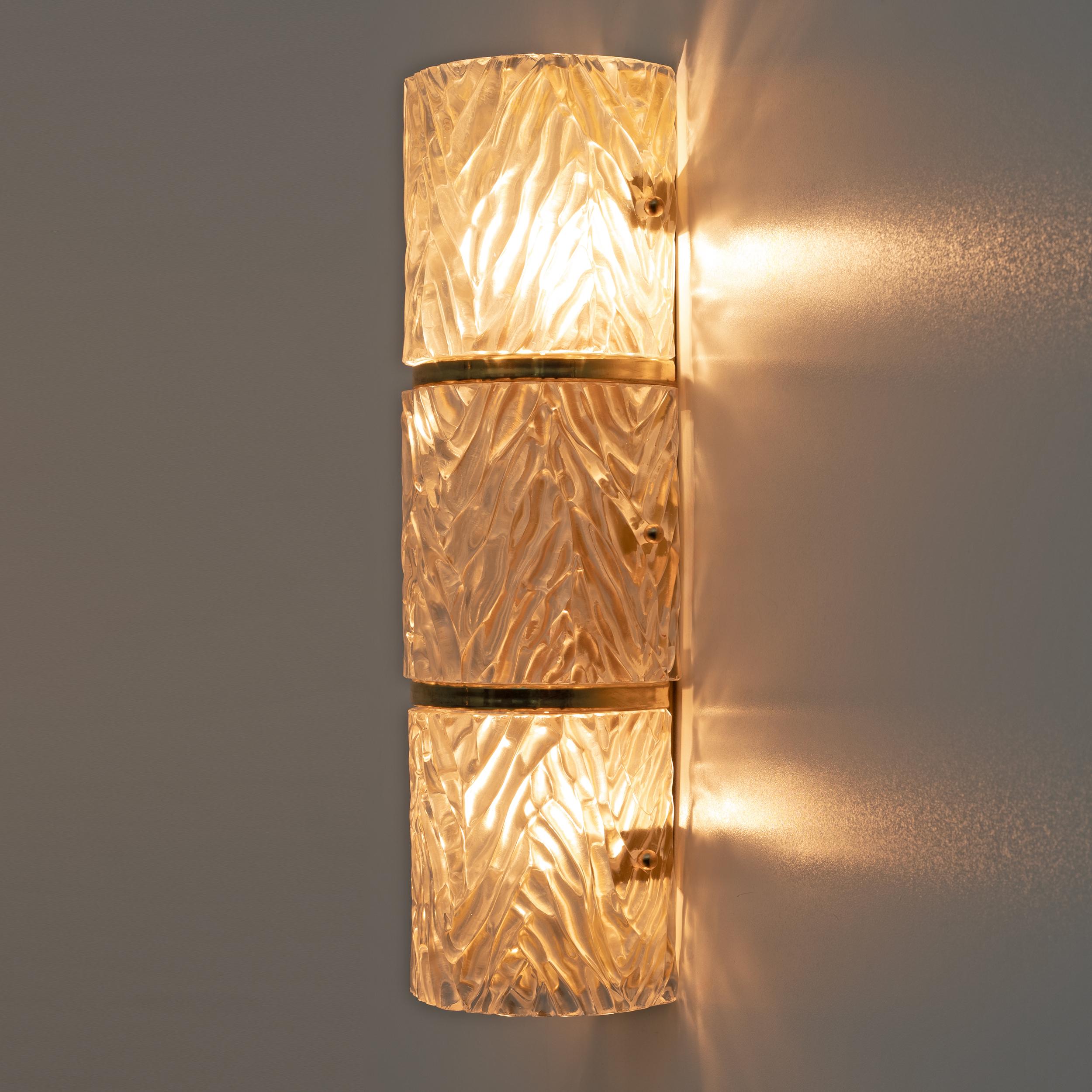 XXI secolo e contemporaneo Coppia di moderne lampade da parete in ottone e vetro di Murano in vendita