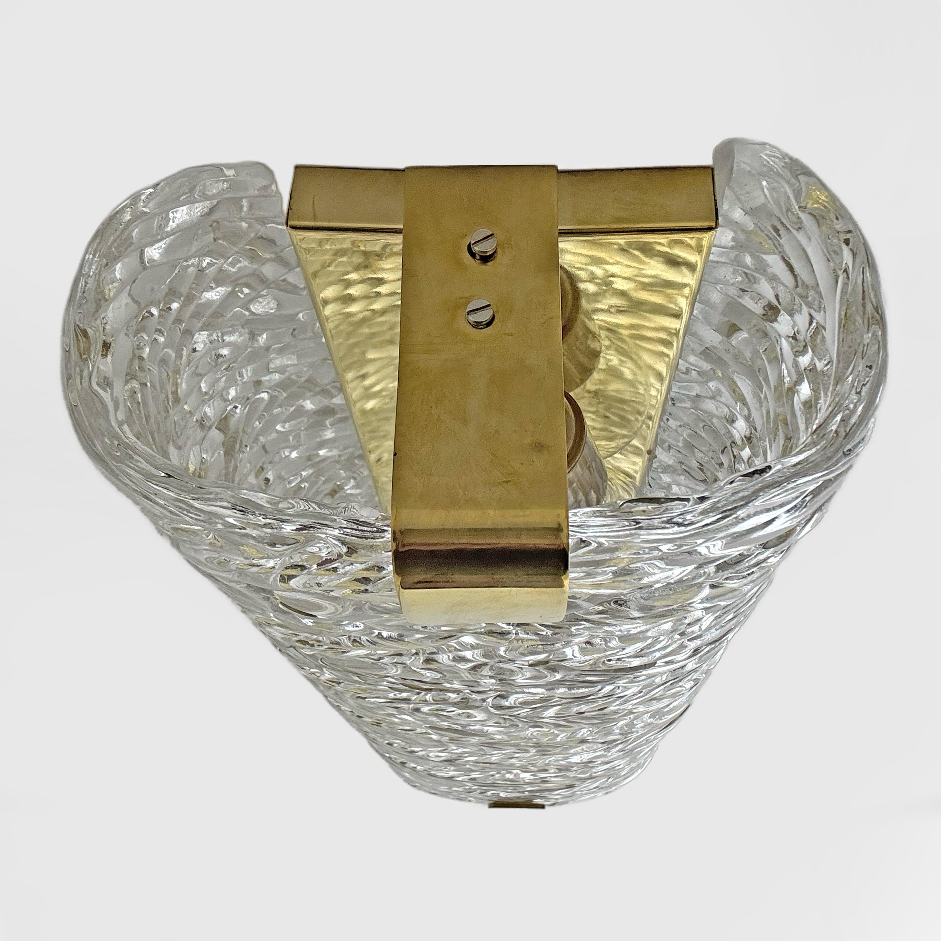 Coppia di moderne lampade da parete in ottone e vetro di Murano in vendita 2