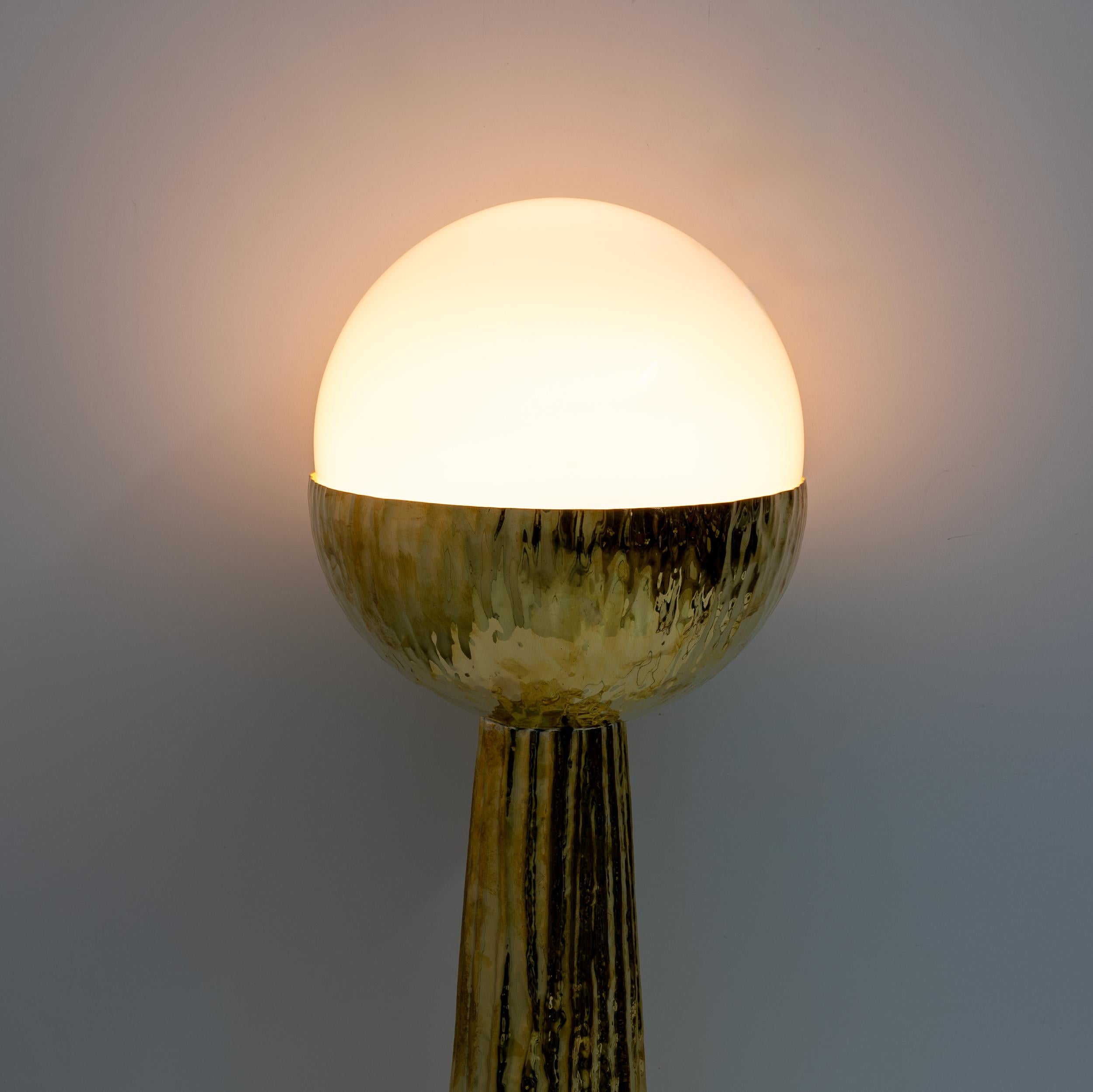 Pareja de lámparas de sobremesa italianas modernas de latón y cristal opalino Siglo XXI y contemporáneo en venta