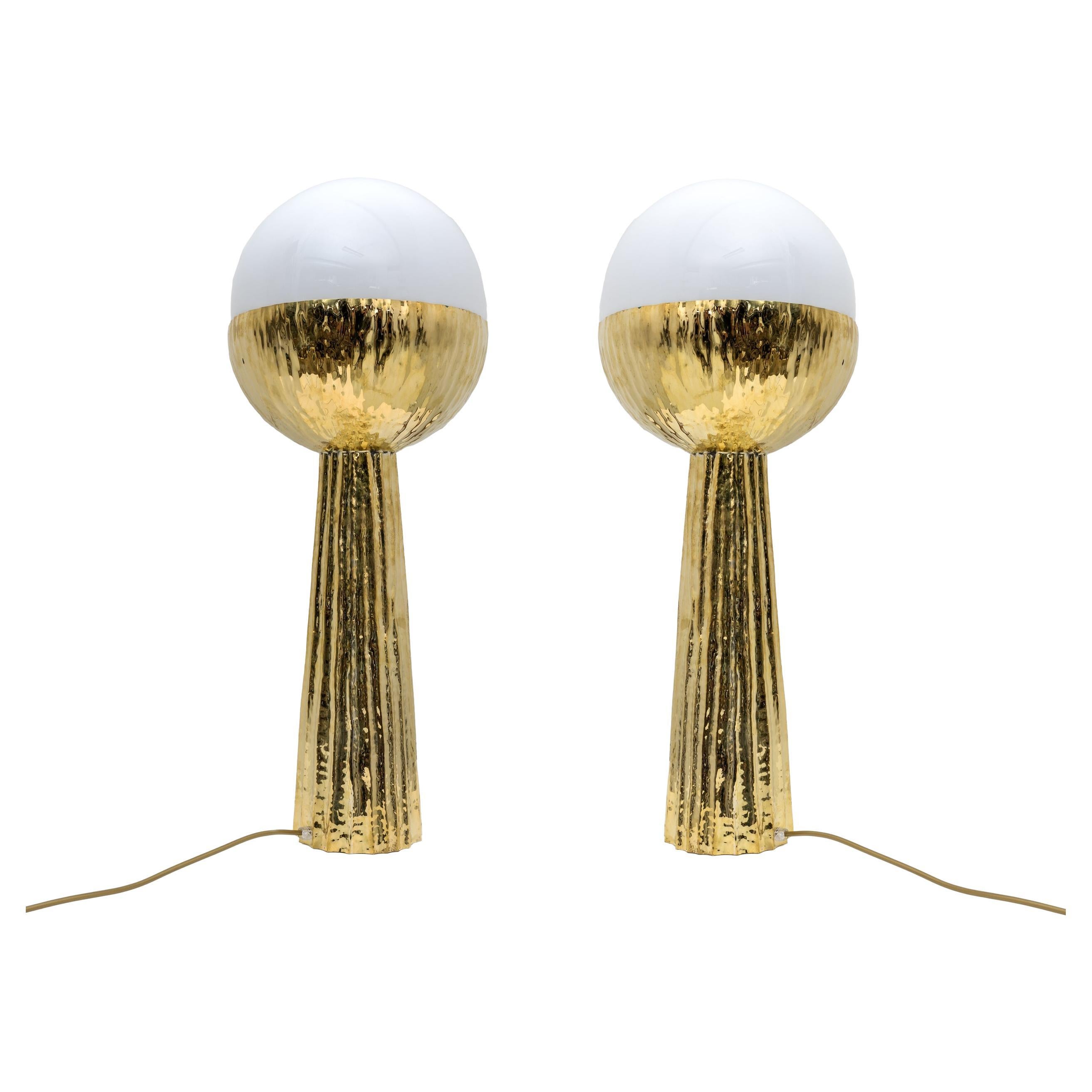Paire de lampes de bureau italiennes modernes en laiton et verre opalin