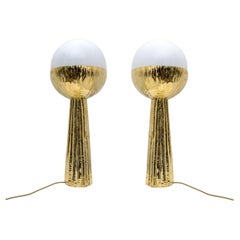 Coppia di lampade da tavolo moderne italiane in ottone e vetro opalino