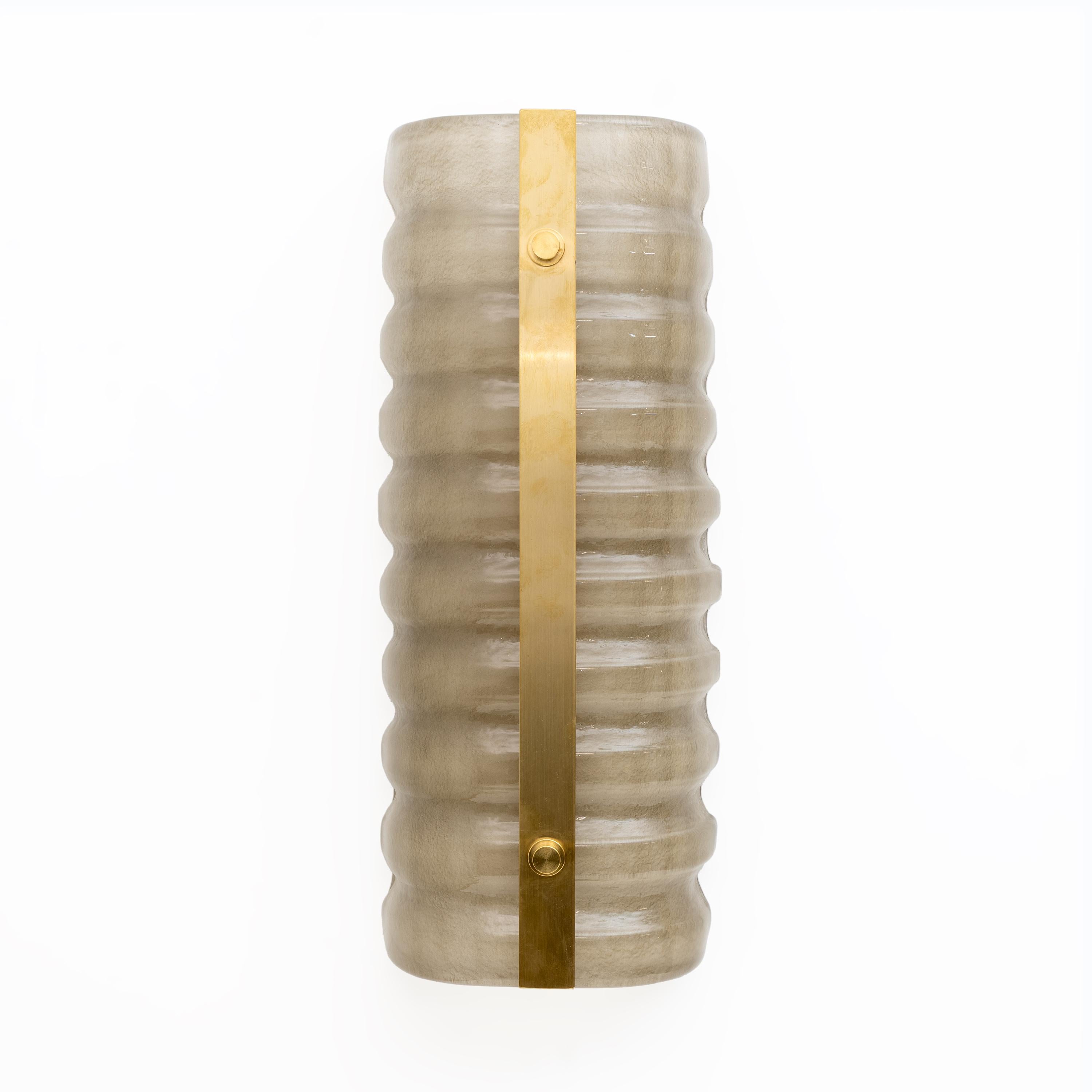 Curved and wavy sandblasted Murano glass sconce in smoked color with a central brass plate. Two sconce lights wired for Europe with E27 or E26 socket.
Other pairs are available, please inquire about availability.
We also sell in odd quantities,