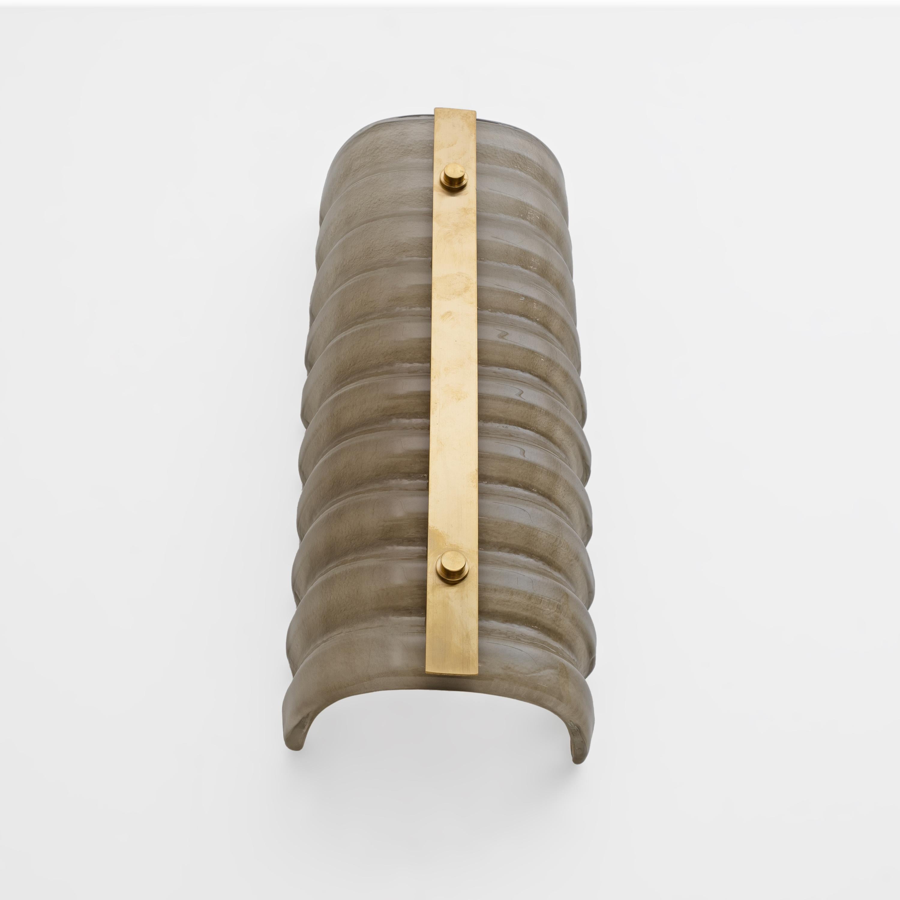 Pair of Modern Italian Brass and Smoke Murano Glass Wall Sconces In condizioni ottime in vendita a Puglia, Puglia