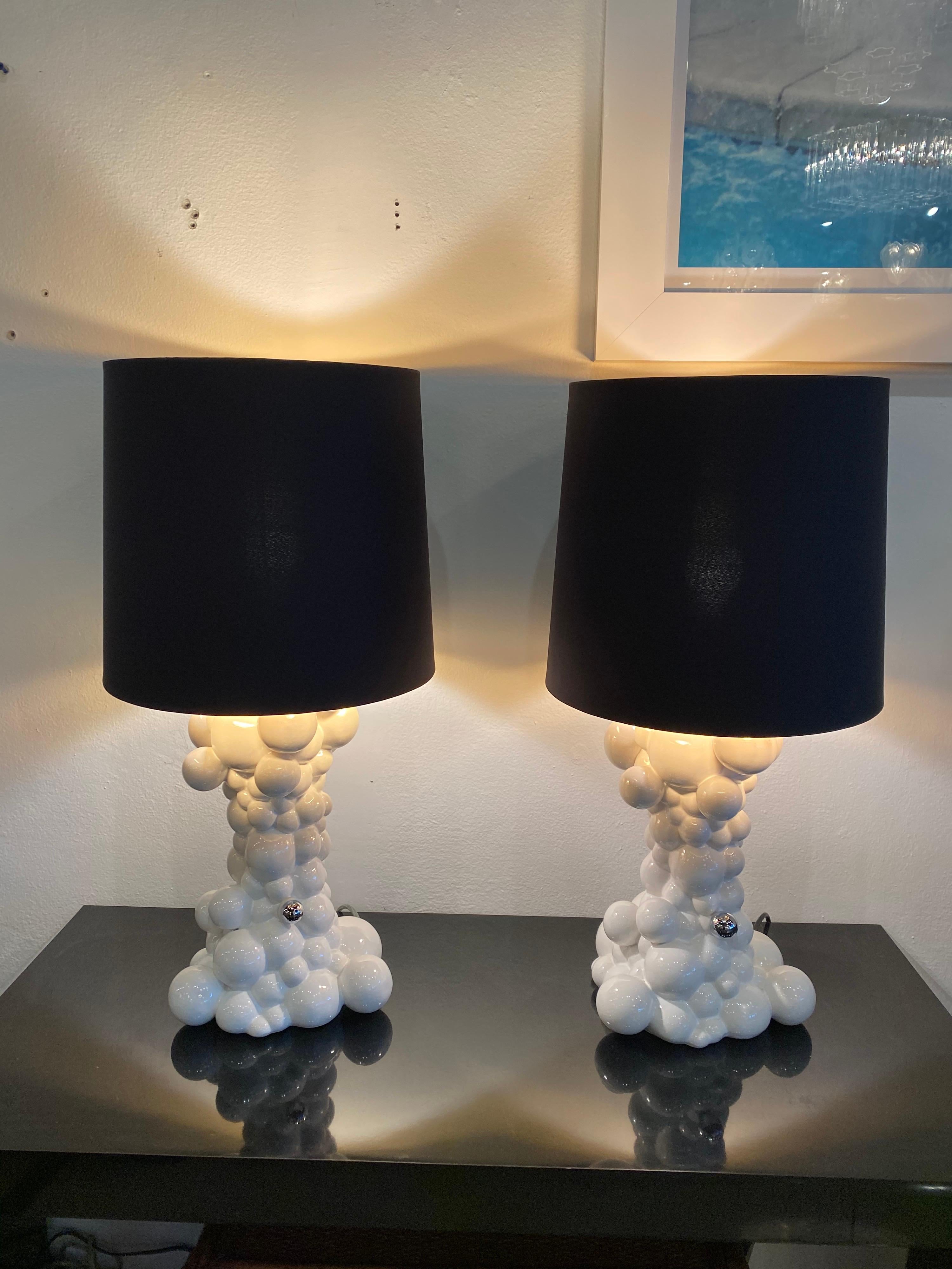 Hollywood Regency Paire de lampes de bureau italiennes modernes vintage en céramique blanche à boules de galuchat en vente