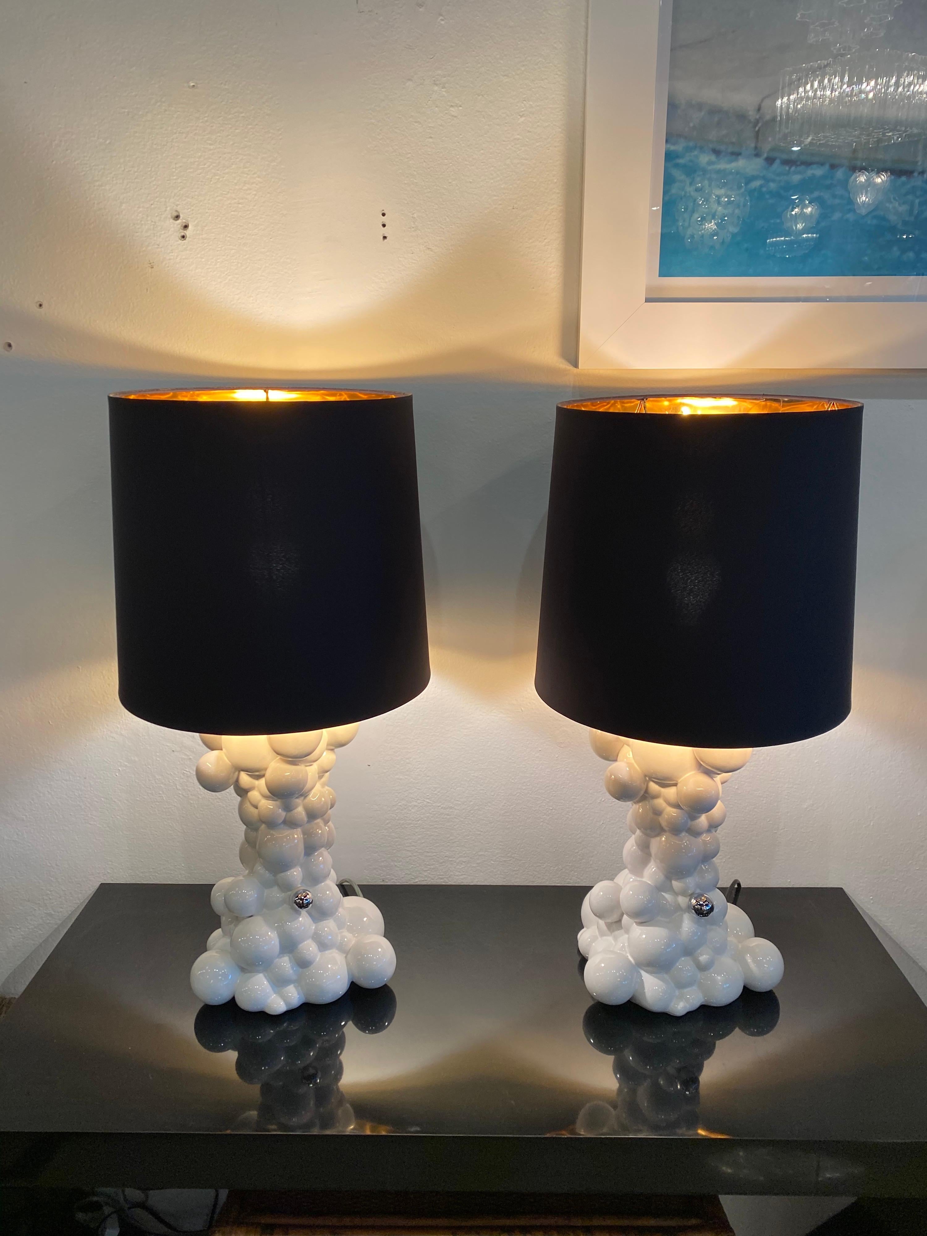 Paire de lampes de bureau italiennes modernes vintage en céramique blanche à boules de galuchat Bon état - En vente à West Palm Beach, FL