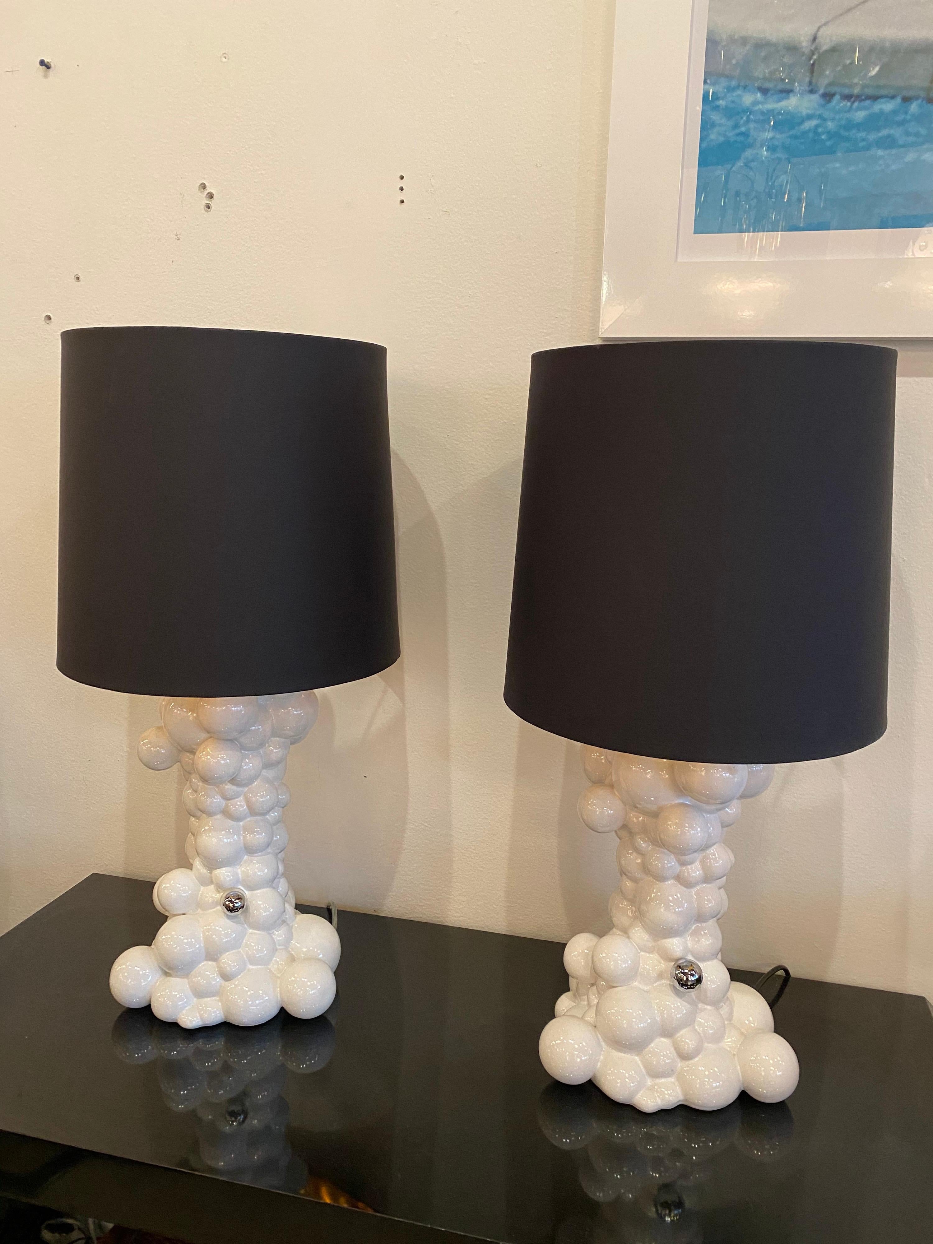 XXIe siècle et contemporain Paire de lampes de bureau italiennes modernes vintage en céramique blanche à boules de galuchat en vente