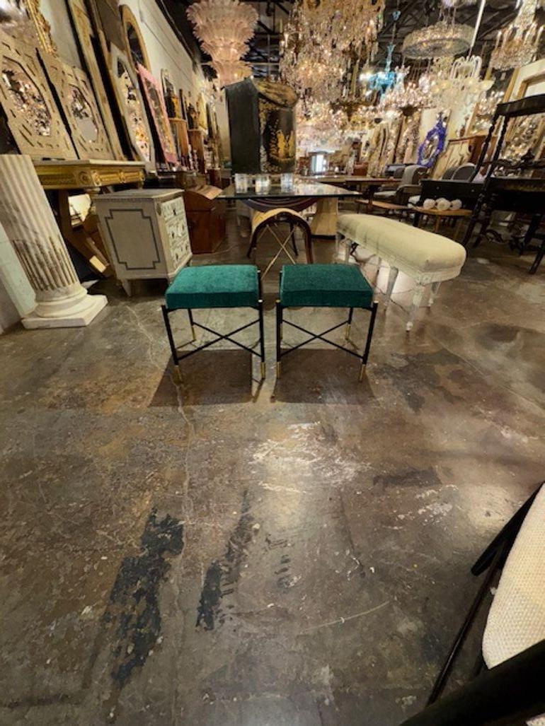 Cette paire de bancs design italiens modernes se caractérise par une structure élégante en acier noir avec des accents en laiton. Les bancs sont parfaits pour une chambre à coucher, ou d'autres sièges supplémentaires et ajoutent une touche