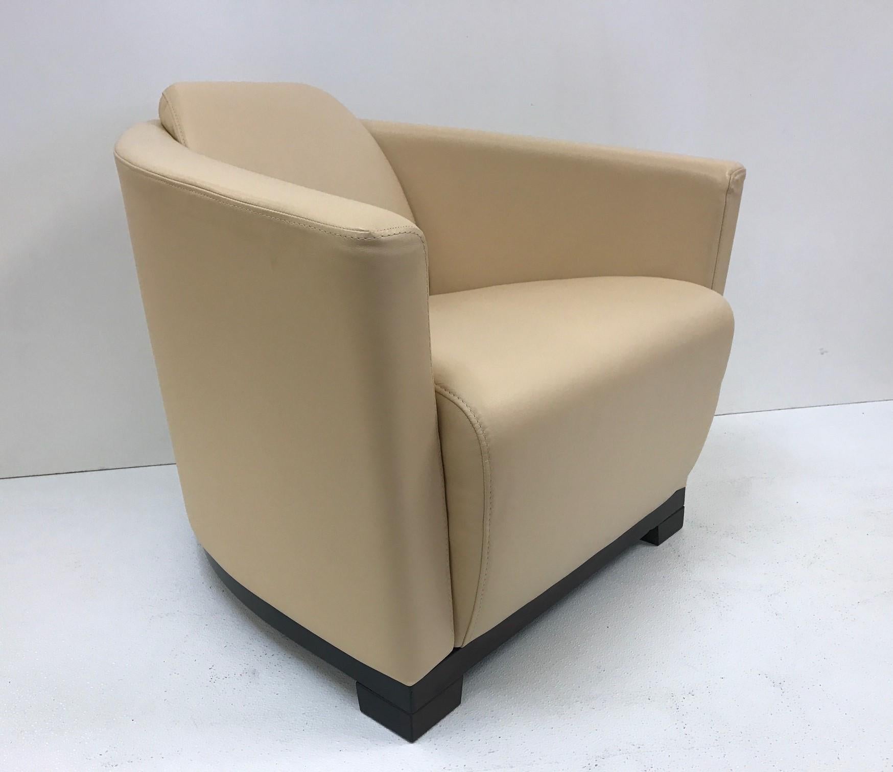 Pair of Modern Italian Leather Lounge Chairs In Good Condition For Sale In New York, NY