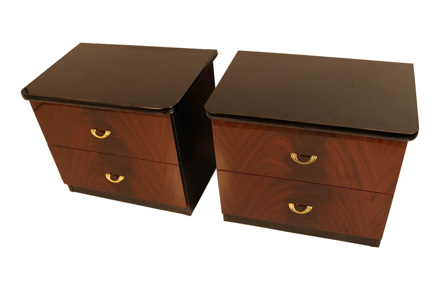 Pair of Modern Italian Mahogany Nightstands Tables For Sale 5
