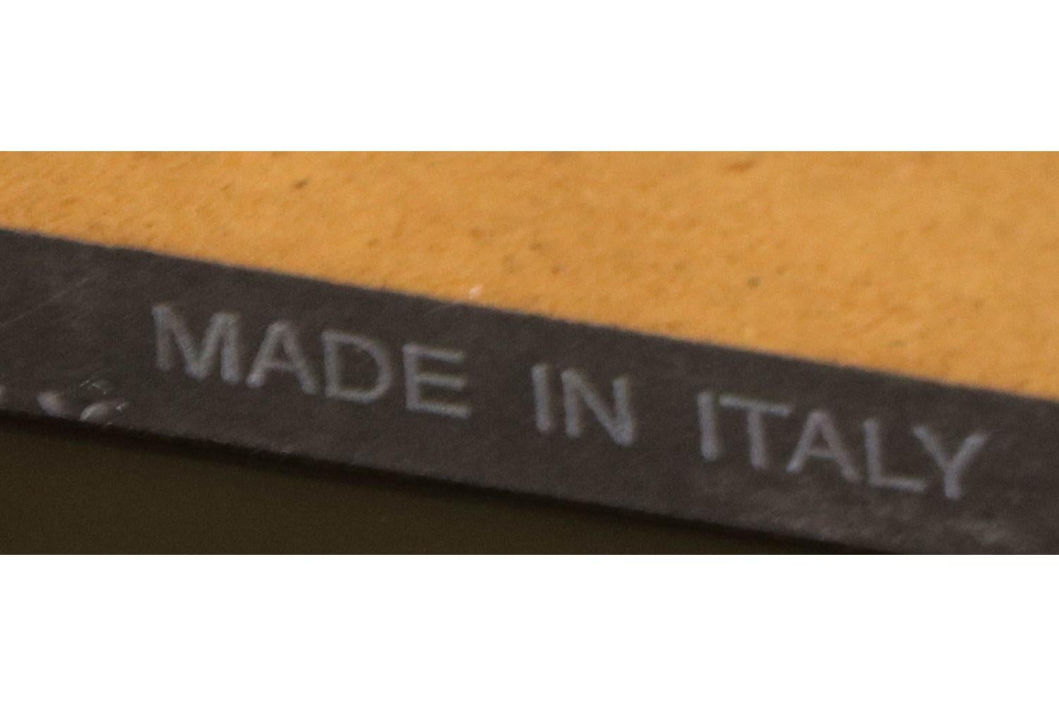 Pareja de Mesillas de Noche Modernas Italianas de Caoba en venta 4