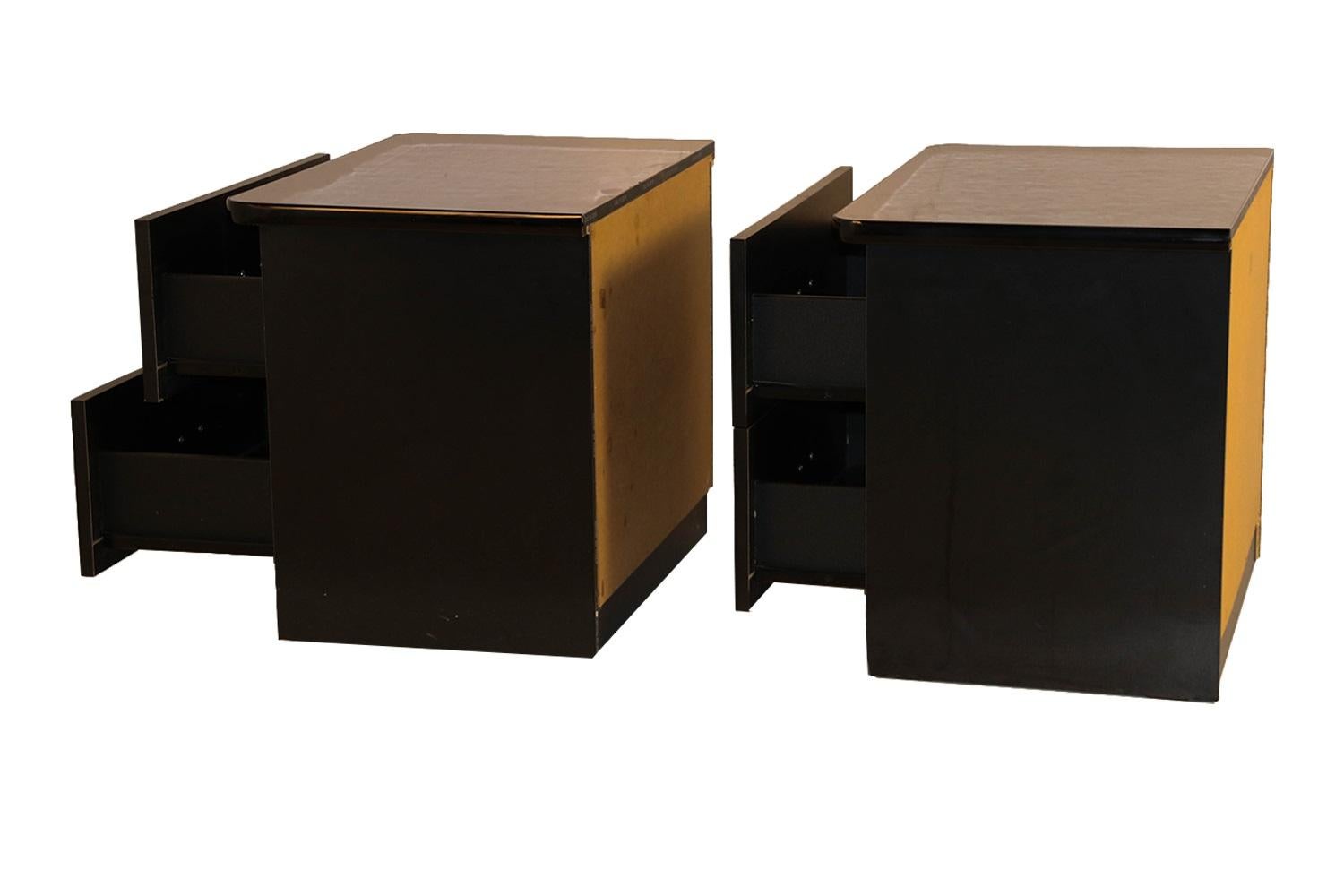 Pair of Modern Italian Mahogany Nightstands Tables For Sale 3